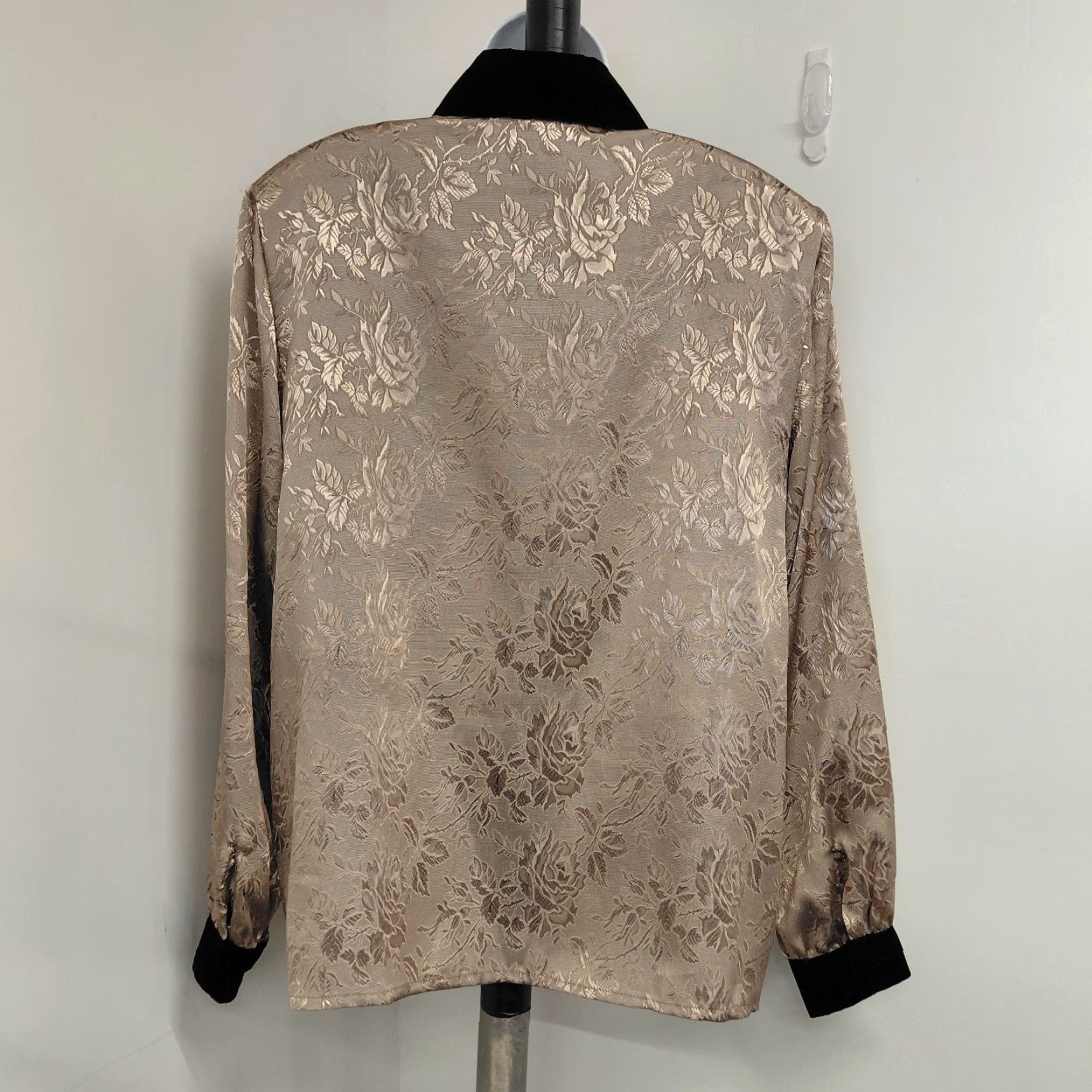 Velvet Susan Hutton Blouse Womens 16W Gold Black Velvet Trim Button Up Long Sleeve Shirt Tailored Embellished 1990s Women’s Size XXL / US 16-18 / IT 52-54 - 4 Thumbnail