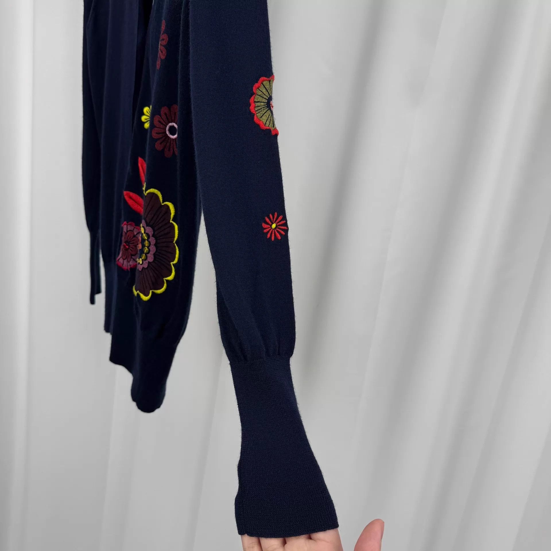 Burberry Burberry Embroidered Floral Sequin Wool Knit Cardi XS Size XS / US 0-2 / IT 36-38 - 4 Thumbnail