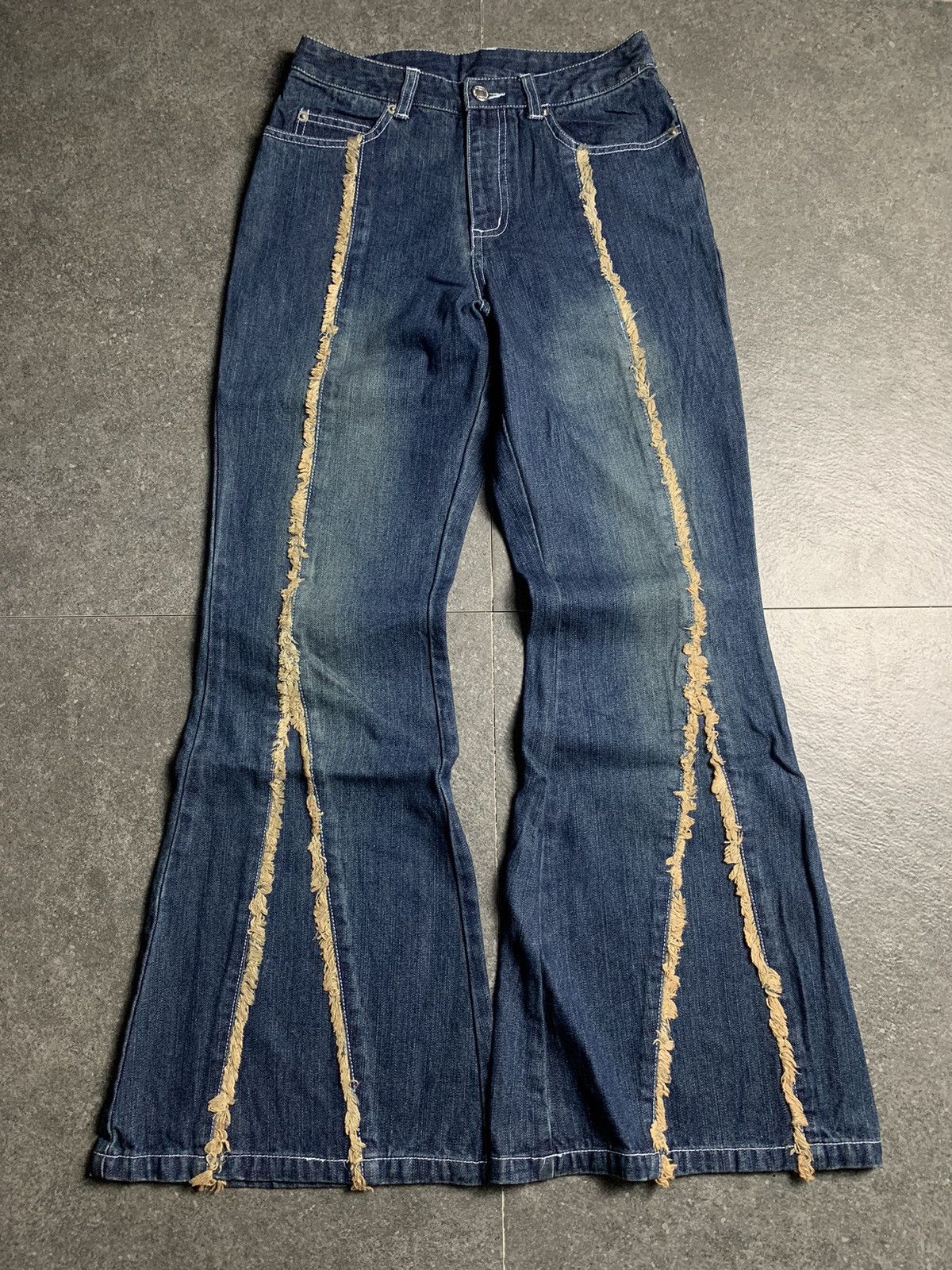 If Six Was Nine × Japanese Brand × Le Grande Bleu (L.G.B.) 2000s Japanese Brand Frayed-seam Super Flared Jeans Size US 27 - 2 Thumbnail