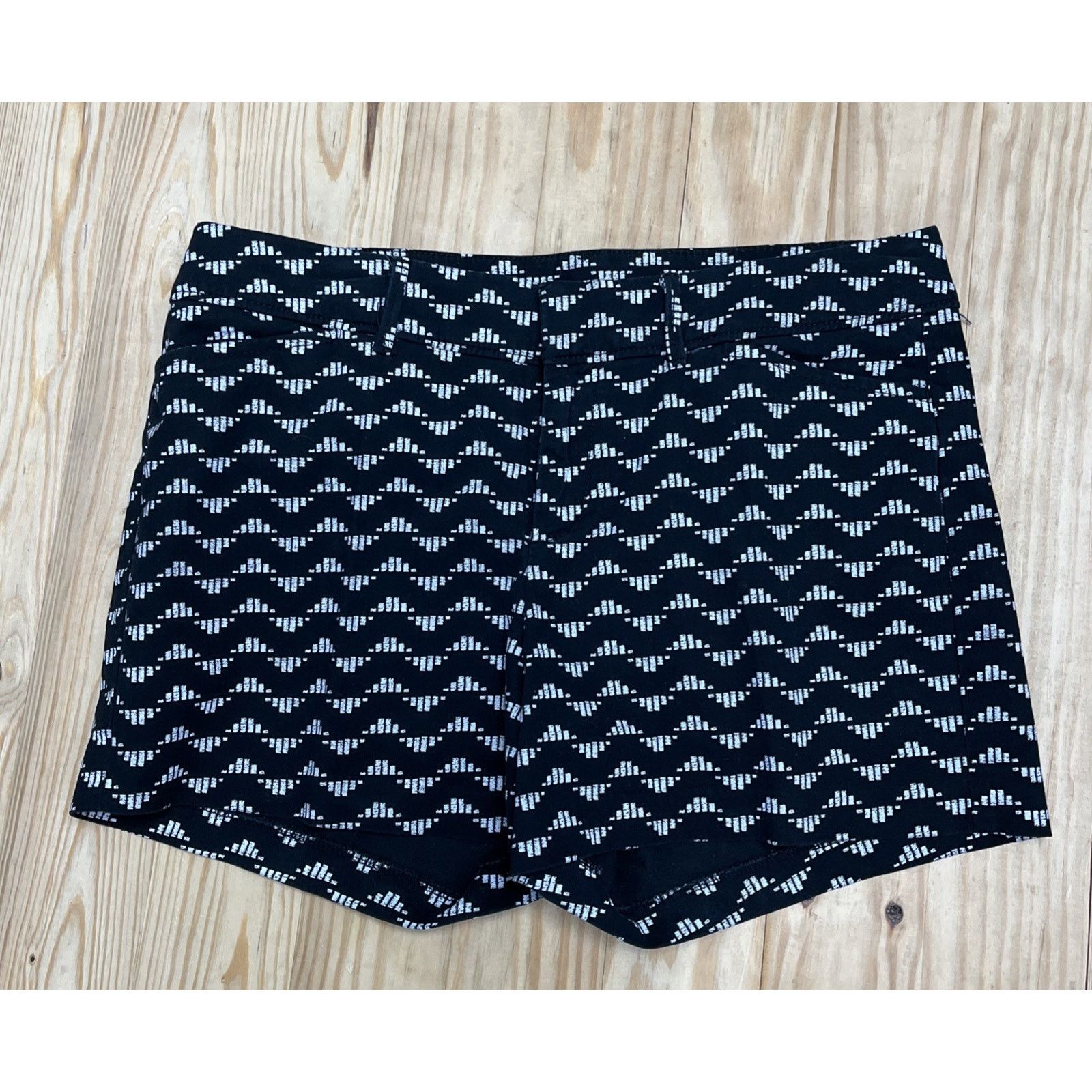 Old Navy Old Navy Black White Geometric Print Pixie Shorts Sz 6 Size 28" / US 6 / IT 42 - 1 Thumbnail