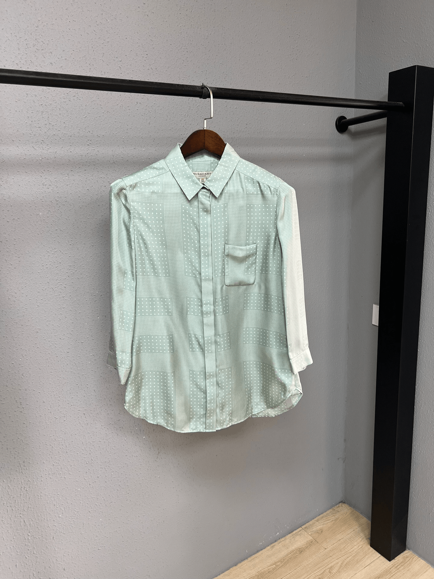 Burberry Burberry Button Up M Women Size M / US 6-8 / IT 42-44 - 1 Thumbnail