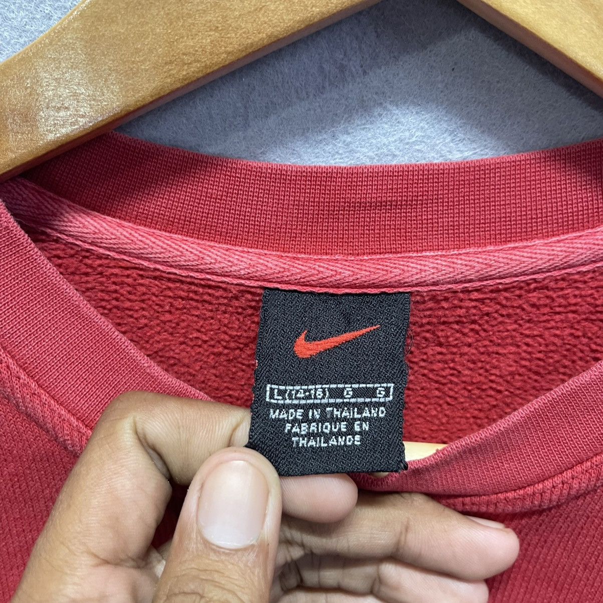 Nike Vintage Nike Embroidered Sweatshirt – Red / Cream Size US M / EU 48-50 / 2 - 7 Thumbnail