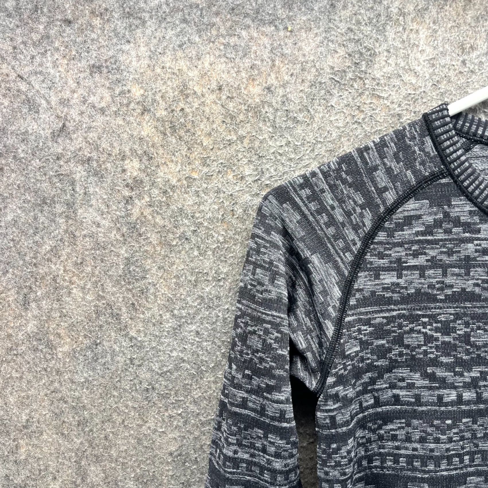 Lululemon Lululemon Shirt Women 0 Gray Black Geometric Fair Isle Thumbholes Aztec Print Shirt Long Sleeve Nike Shirt Size XS / US 0-2 / IT 36-38 - 7 Thumbnail