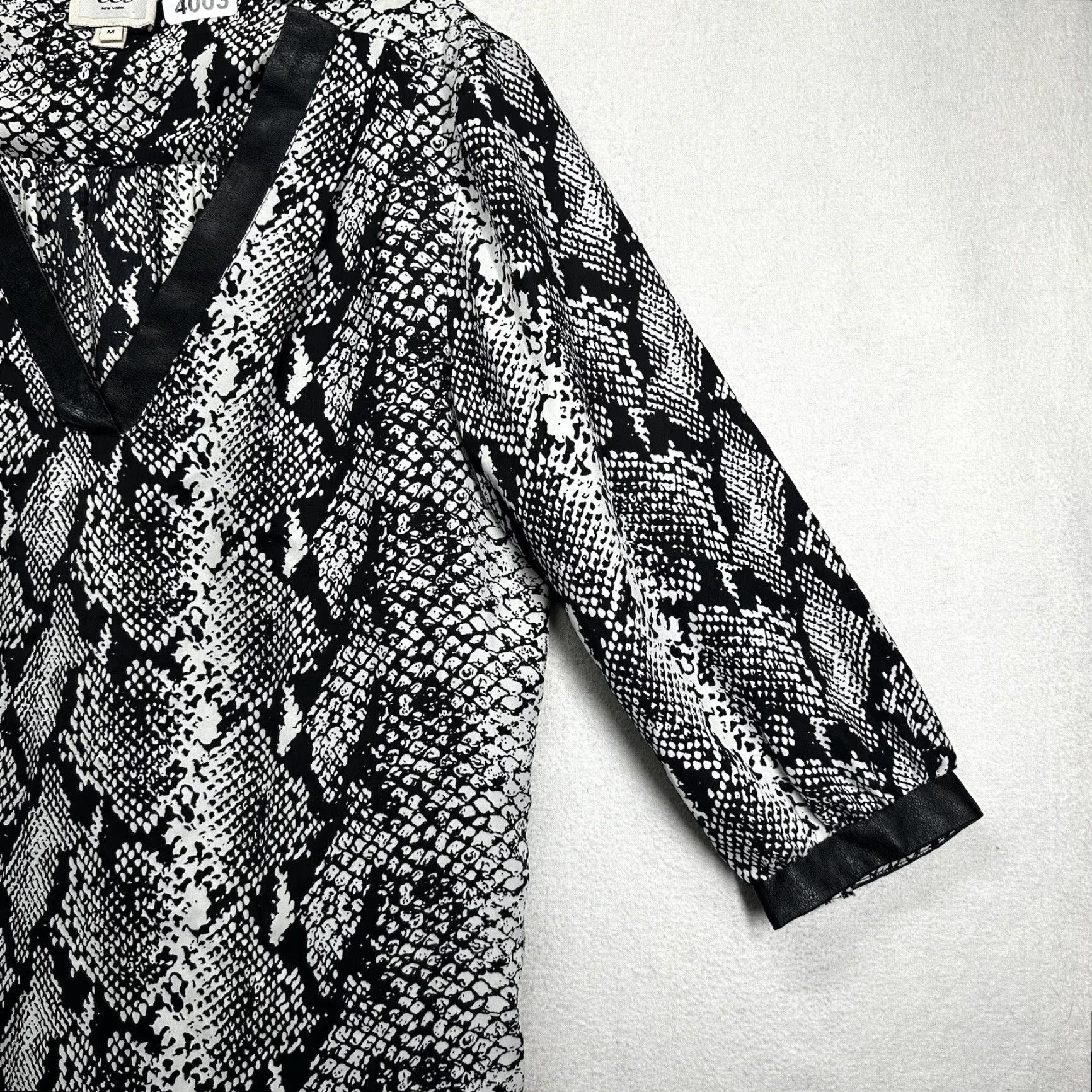 Vintage ECI Women’s Blouse Shirt Long Sleeve V-Neck Pullover Black Animal Print Tunic Medium Size M / US 6-8 / IT 42-44 - 6 Thumbnail