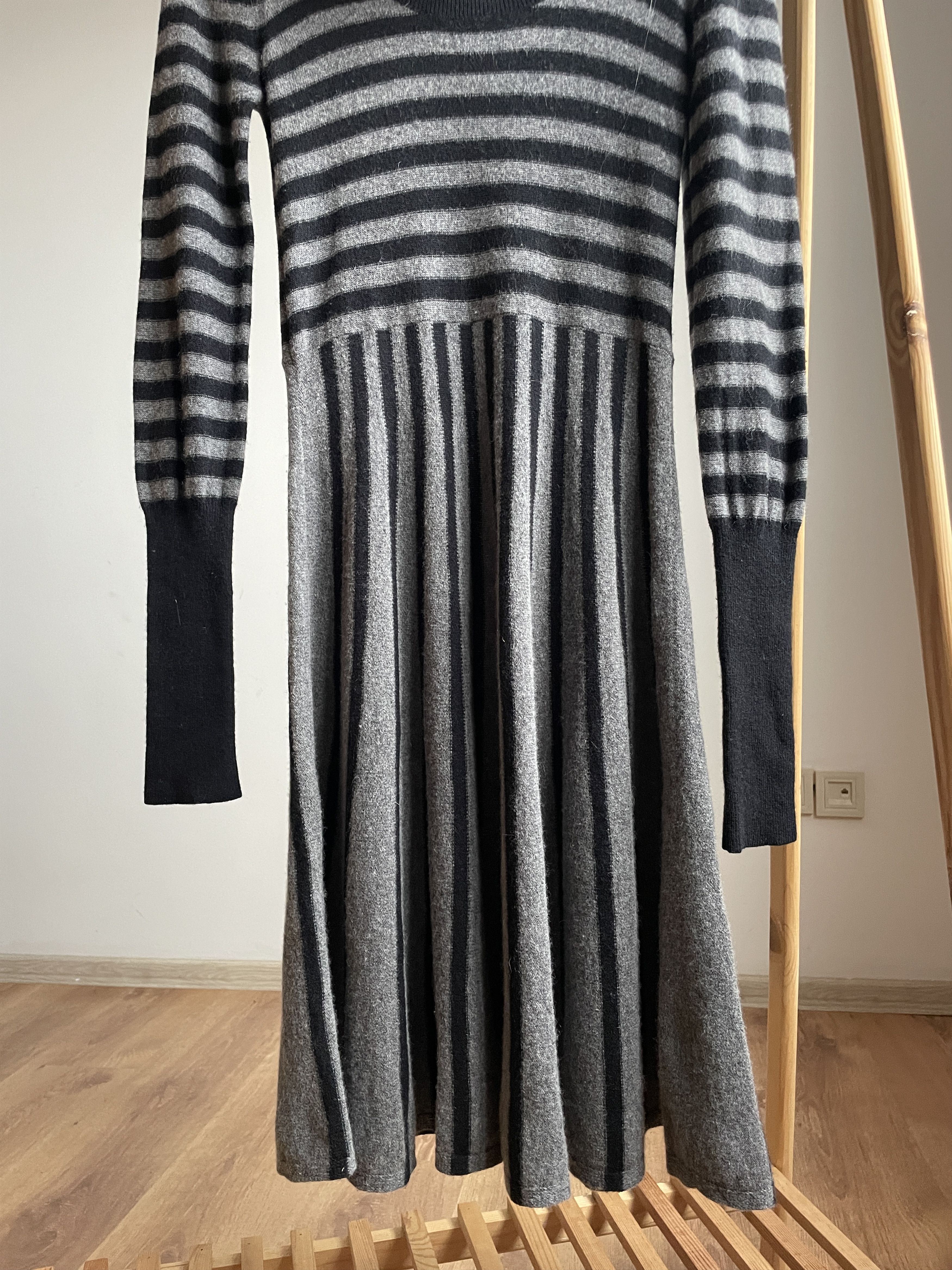 Bcbgmaxazria BCBG Max Azria Roll Neck Striped Wool Cashmere Flared Dress Size M / US 6-8 / IT 42-44 - 5 Thumbnail