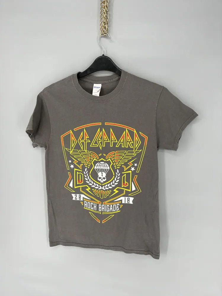Band Tees Vintage Y2K Def Leppard Tour 2018 Band Tee Size S Size US S / EU 44-46 / 1 - 3 Thumbnail