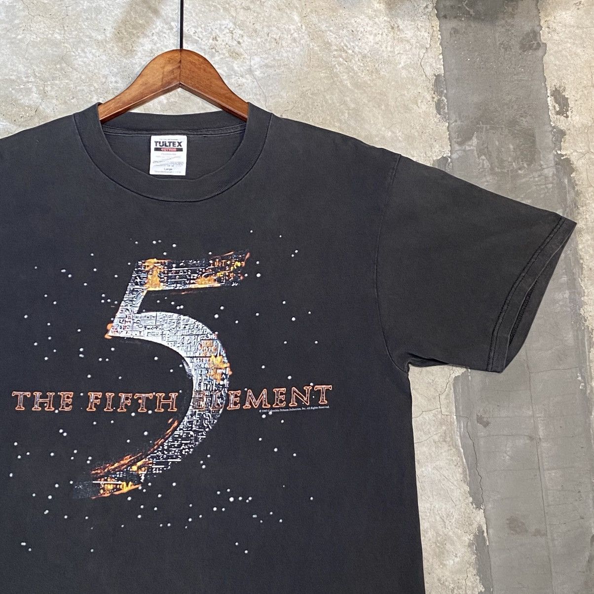 Vintage Vintage 90s Fifth Element Luc Besson Movie Promo Tee 1997 Size US L / EU 52-54 / 3 - 1 Thumbnail