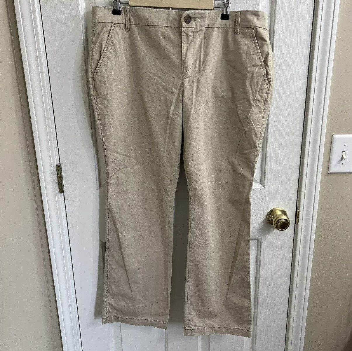 Old Navy Old Navy Bootcut Khaki Casual Pants Womens 38x30 Size 38" / US 16 / IT 52 - 1 Thumbnail