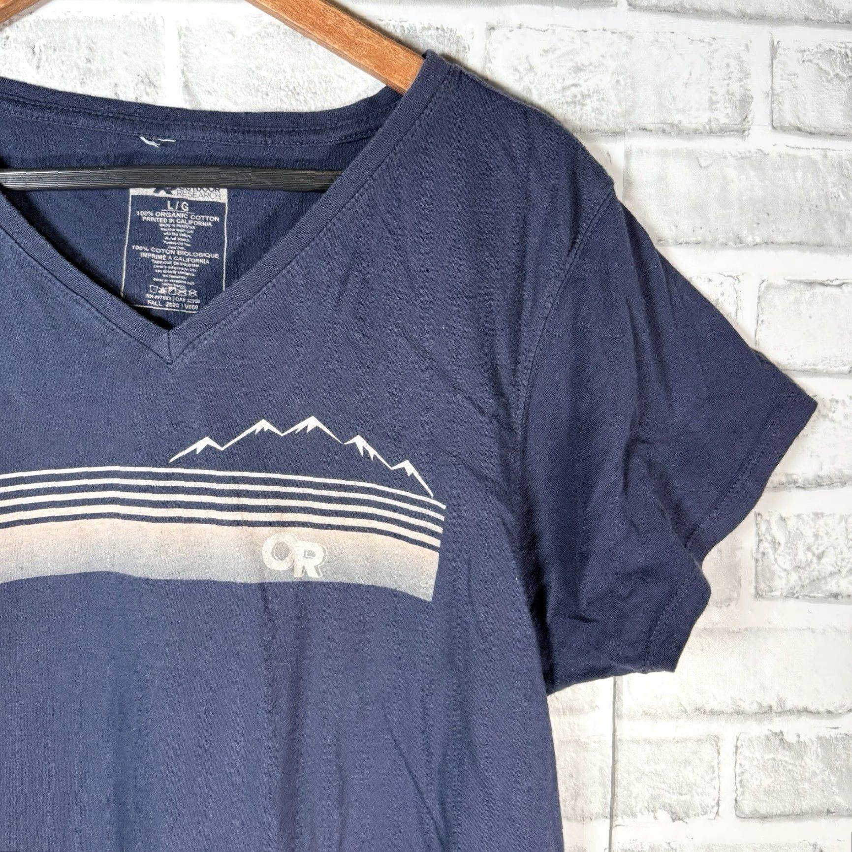 Outdoor Research Outdoor Research 100% Organic Cotton Blue V-Neck T-Shirt Men's Size L Size US L / EU 52-54 / 3 - 2 Thumbnail