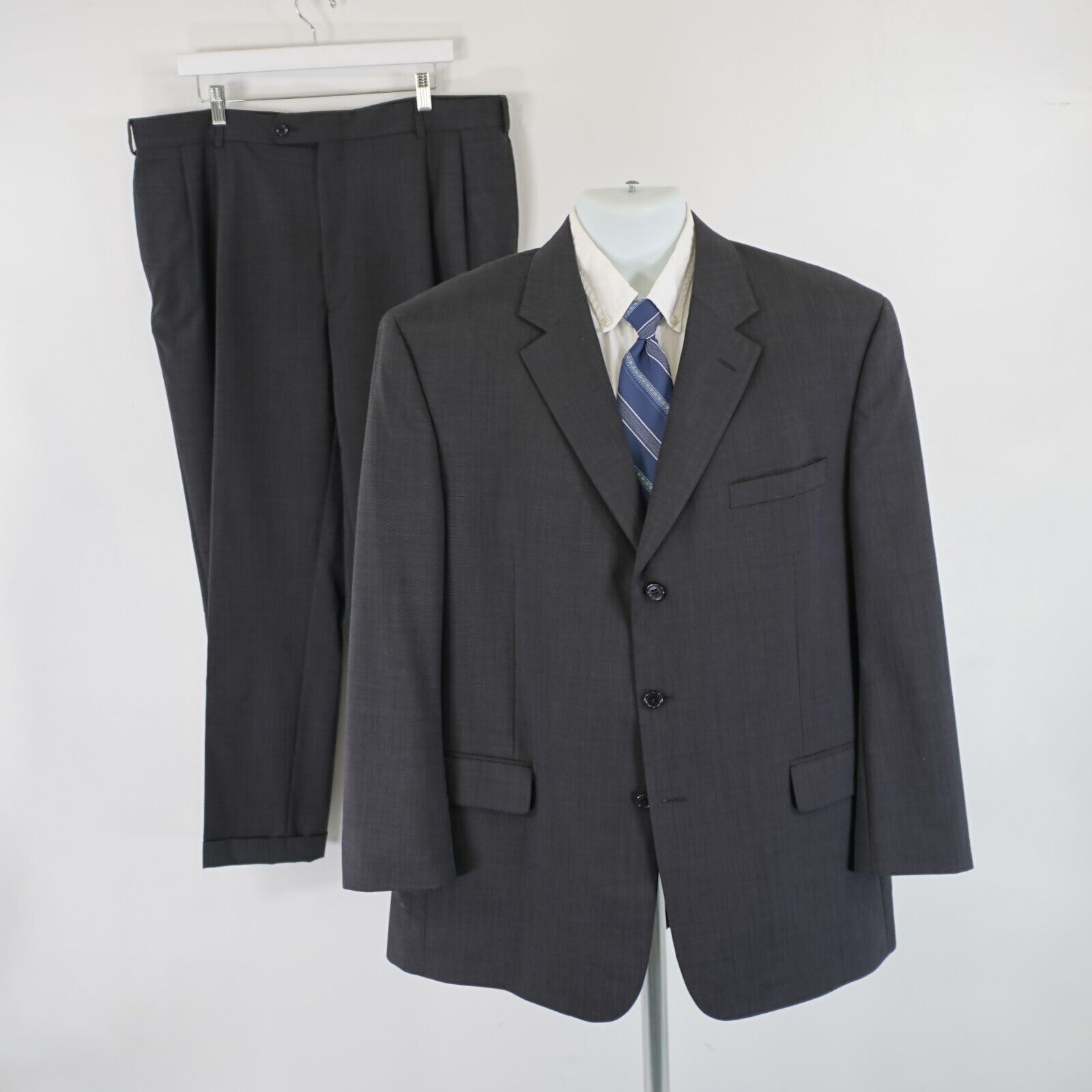 Jos. A. Bank Jos A Bank Wool Gray Birdseye 2 Piece Suit 46R 40/29 3 Butto Size 46R - 1 Thumbnail