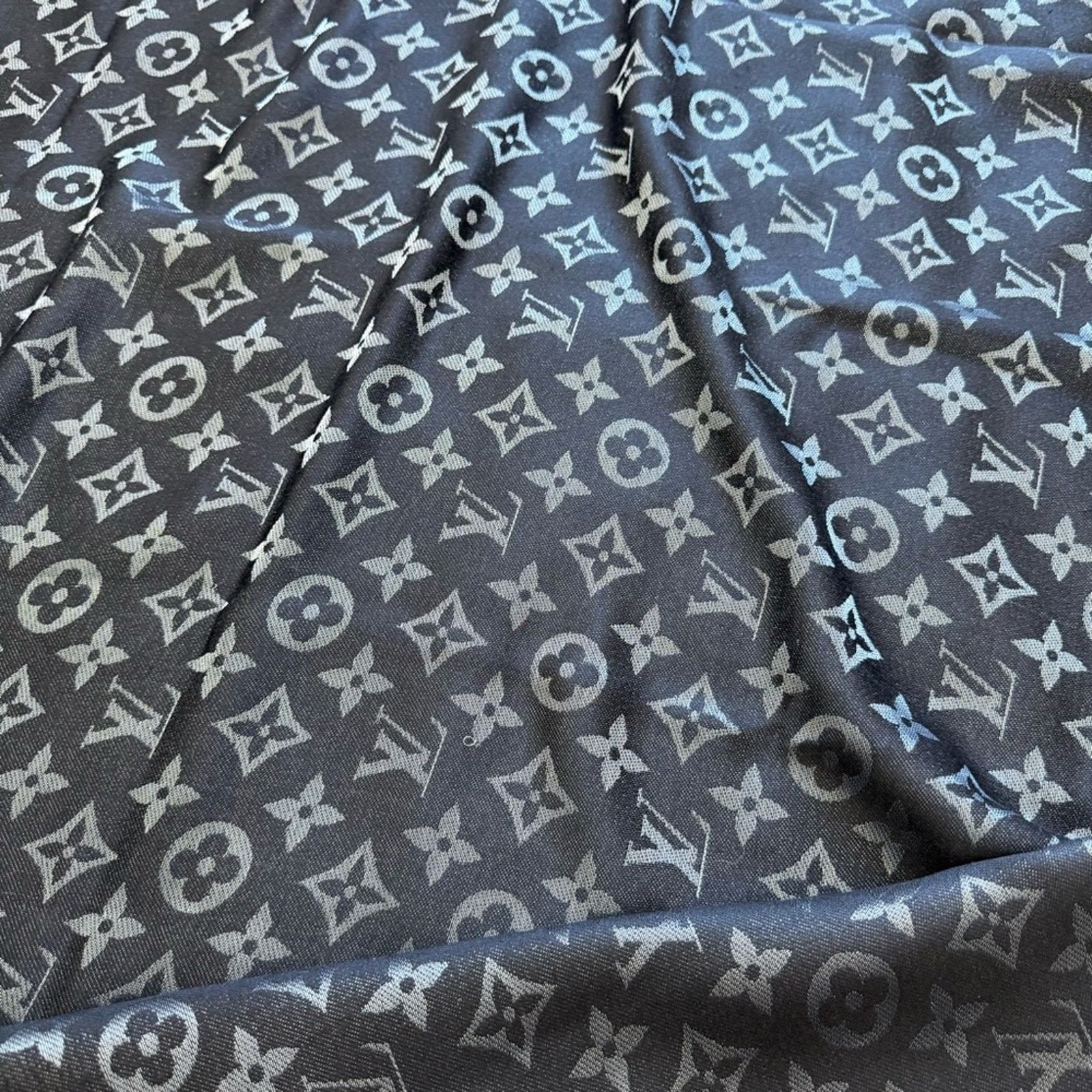 Louis Vuitton Louis Vuitton silk/wool sharf black and silver Retail 1200$ Size ONE SIZE - 5 Thumbnail