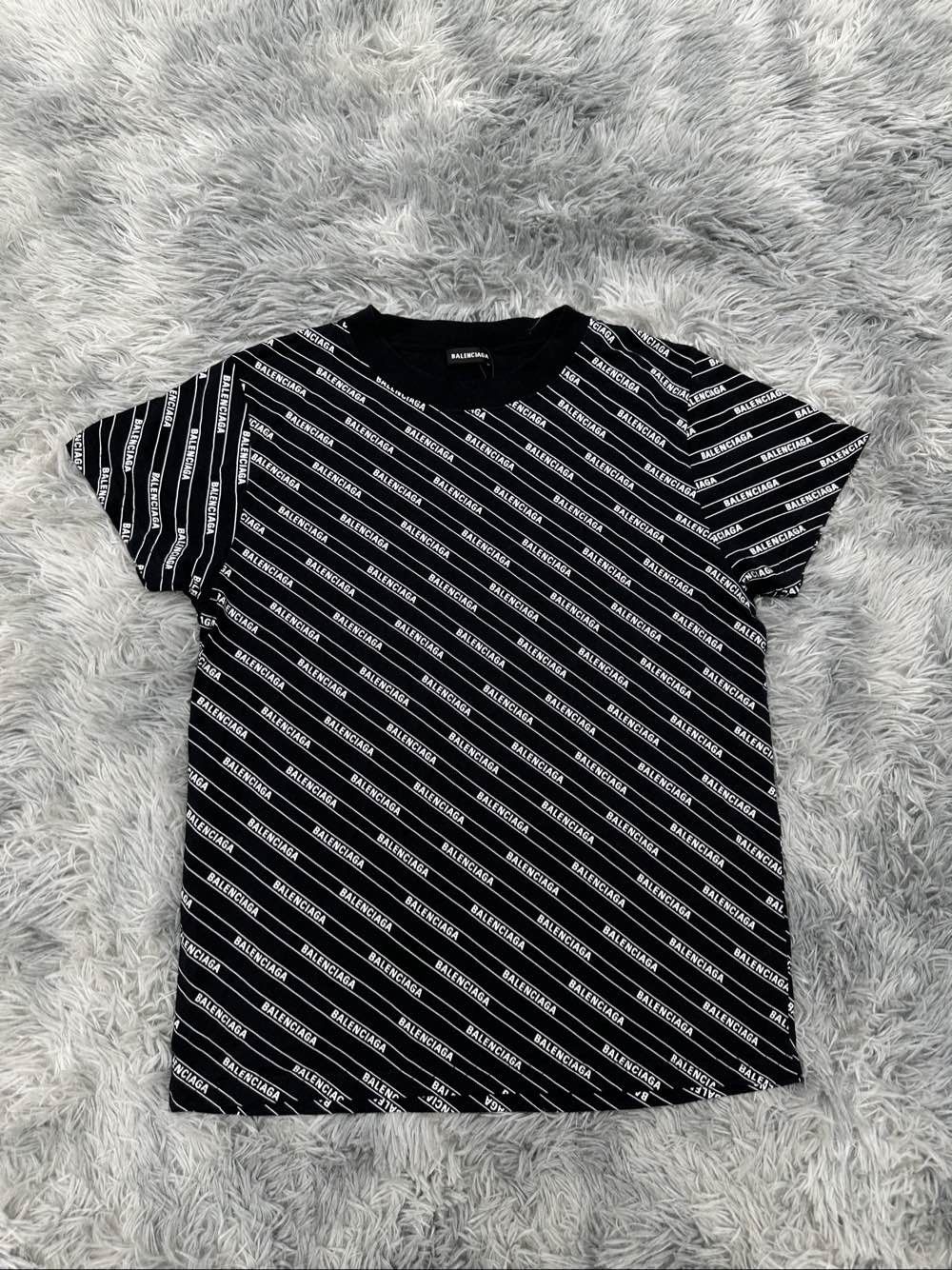 Balenciaga Balenciaga All-Over Logo T-Shirt Size L Size US L / EU 52-54 / 3 - 1 Thumbnail