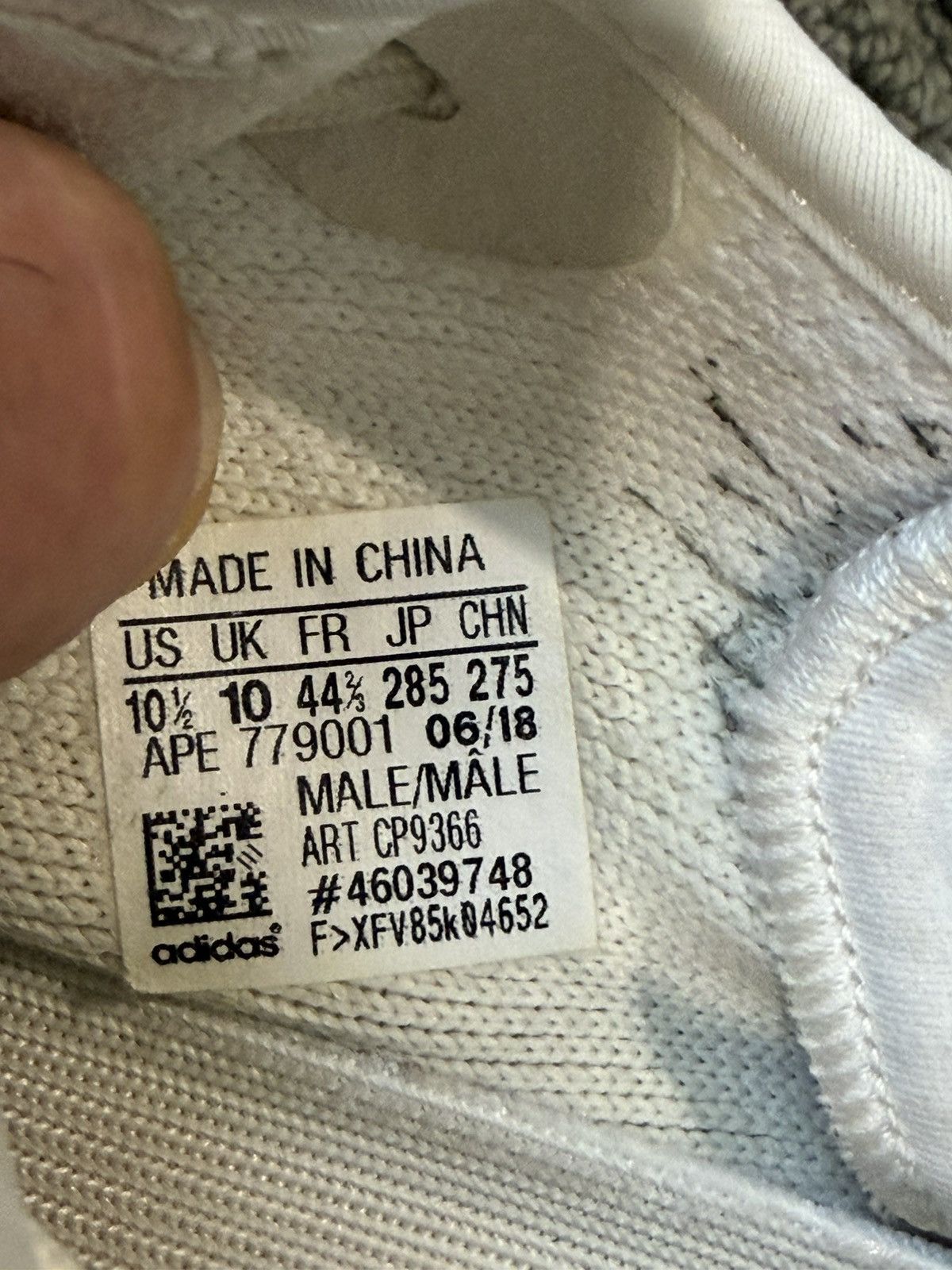 Yeezy Yeezy 350 v2 in Triple White. Excellent Size US 10.5 / EU 43-44 - 6 Thumbnail