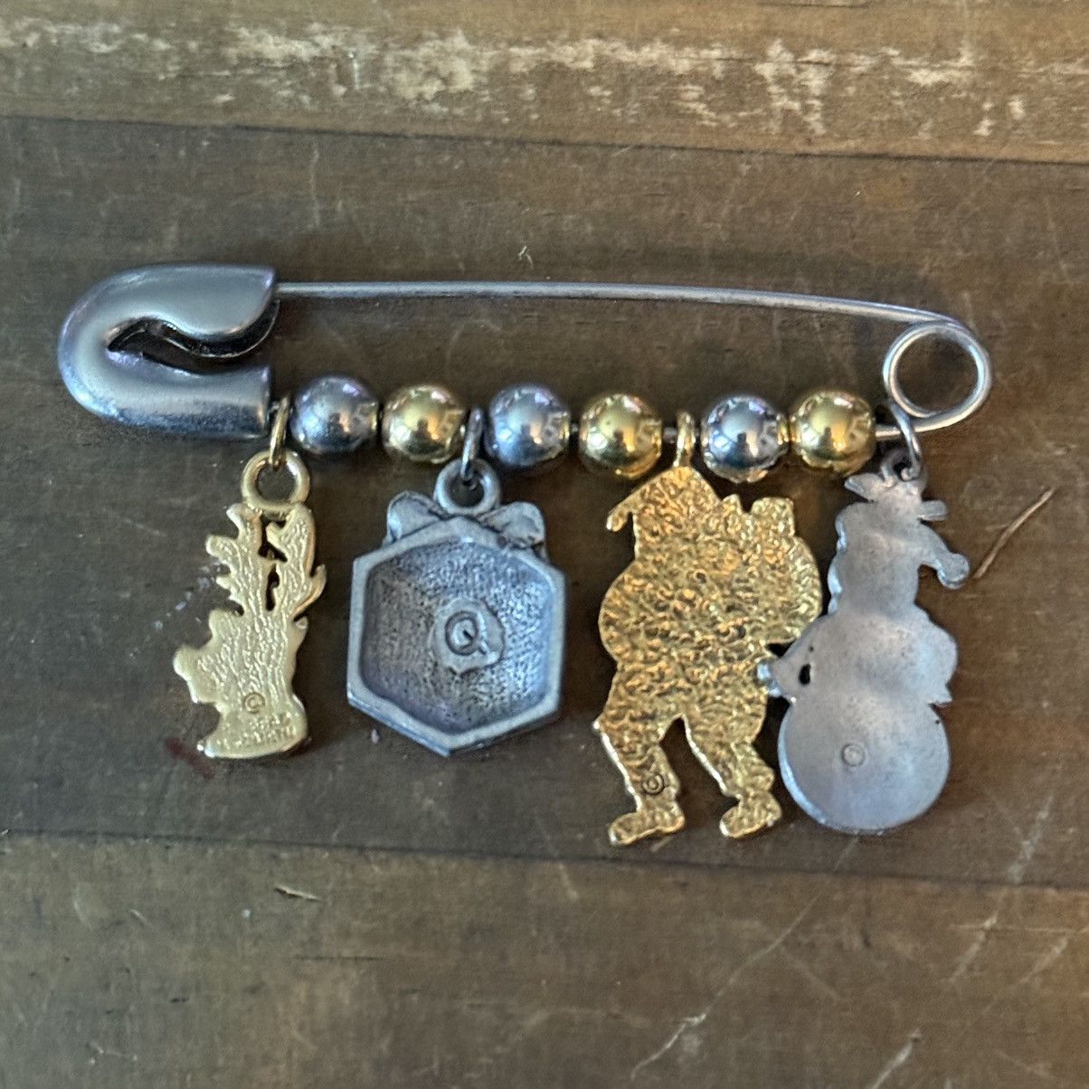 Vintage Vintage two tone Christmas safety pin brooch Size ONE SIZE - 3 Thumbnail