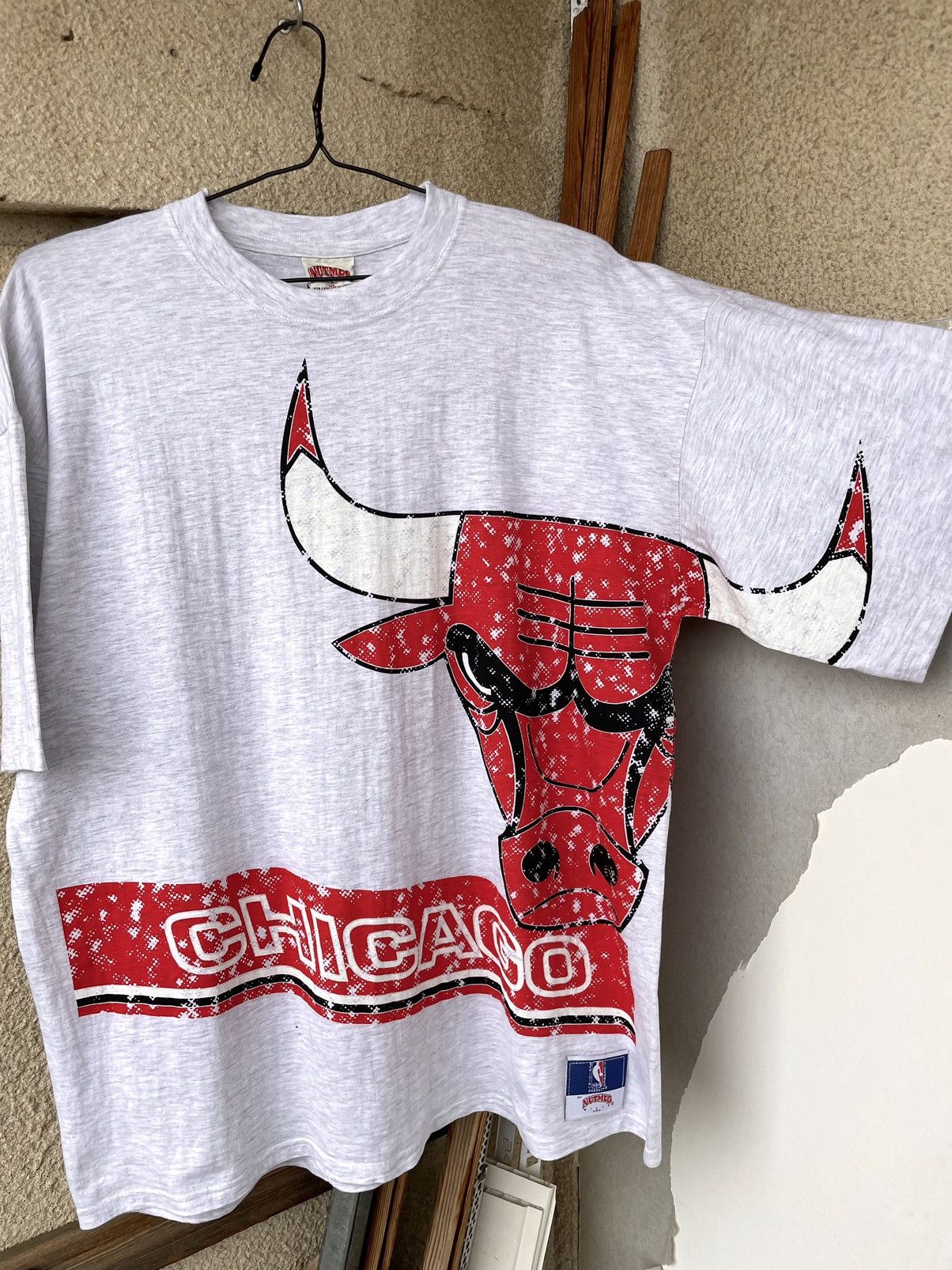 NBA Vintage 90s Chicago Bulls Nutmeg NBA Over Print T-Shirt Size US XL / EU 56 / 4 - 1 Thumbnail