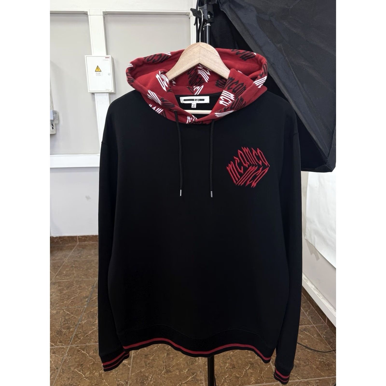 Alexander McQueen VINTAGE Alexander McQueen MCQ Black Hoodie Rare Retro XL Mens Hoodie Pullover Black 2000s Retro MCQ Size US XL / EU 56 / 4 - 2 Thumbnail