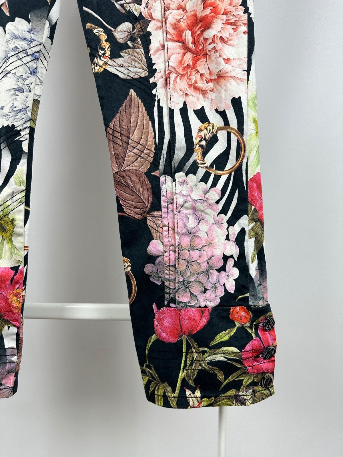 Roberto Cavalli Vintage Roberto Cavalli Class Floral Carpi Cropped Pants Size 32" / US 10 / IT 46 - 7 Thumbnail