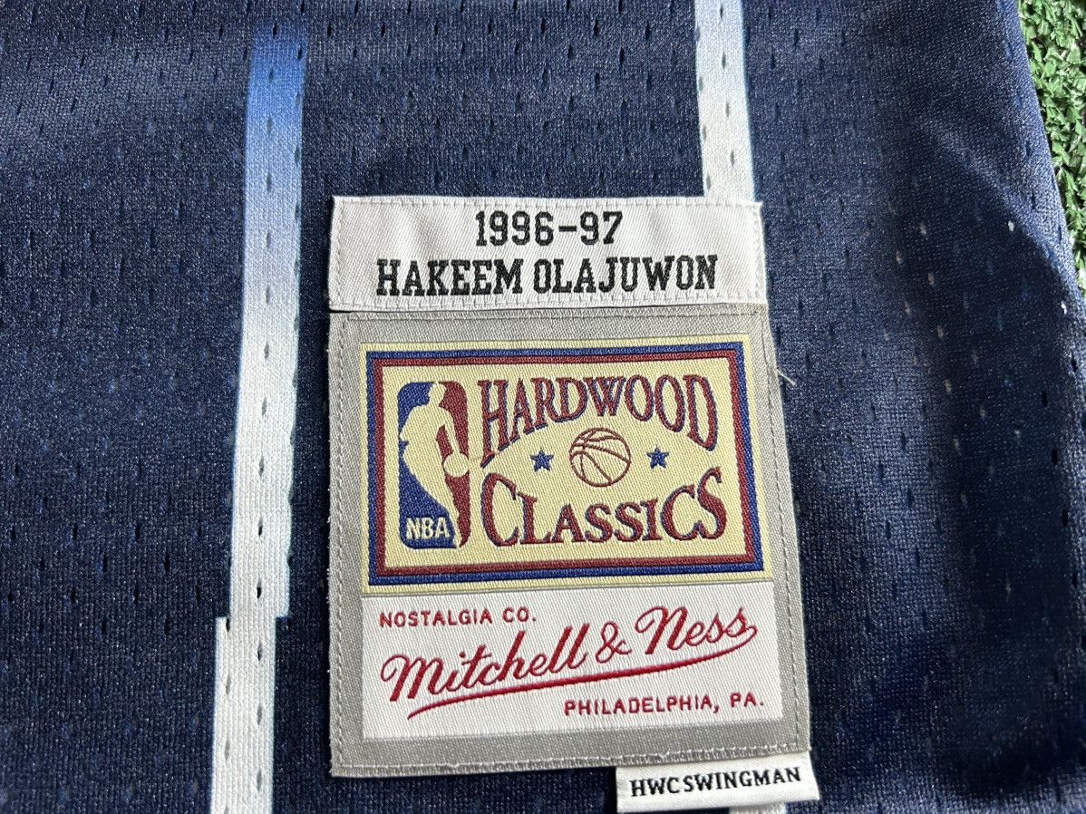 Mitchell & Ness × NBA Hakeem Olajuwon Houston Rockets Mitchell & Ness size S Size US S / EU 44-46 / 1 - 2 Thumbnail