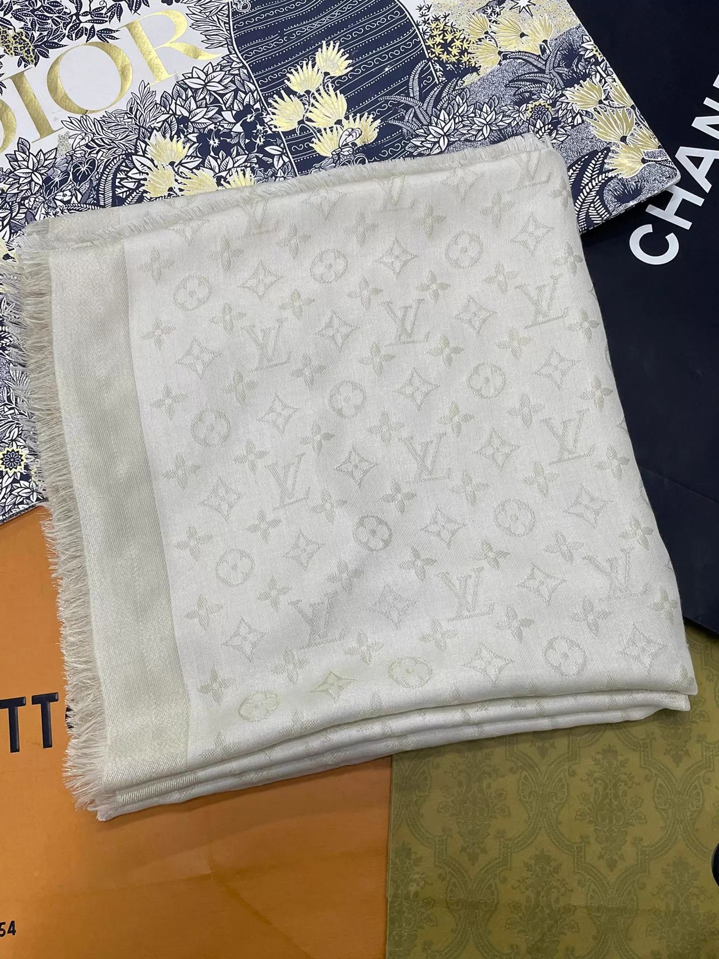 Louis Vuitton LV White Monogram Large Scarf New Size ONE SIZE - 1 Thumbnail