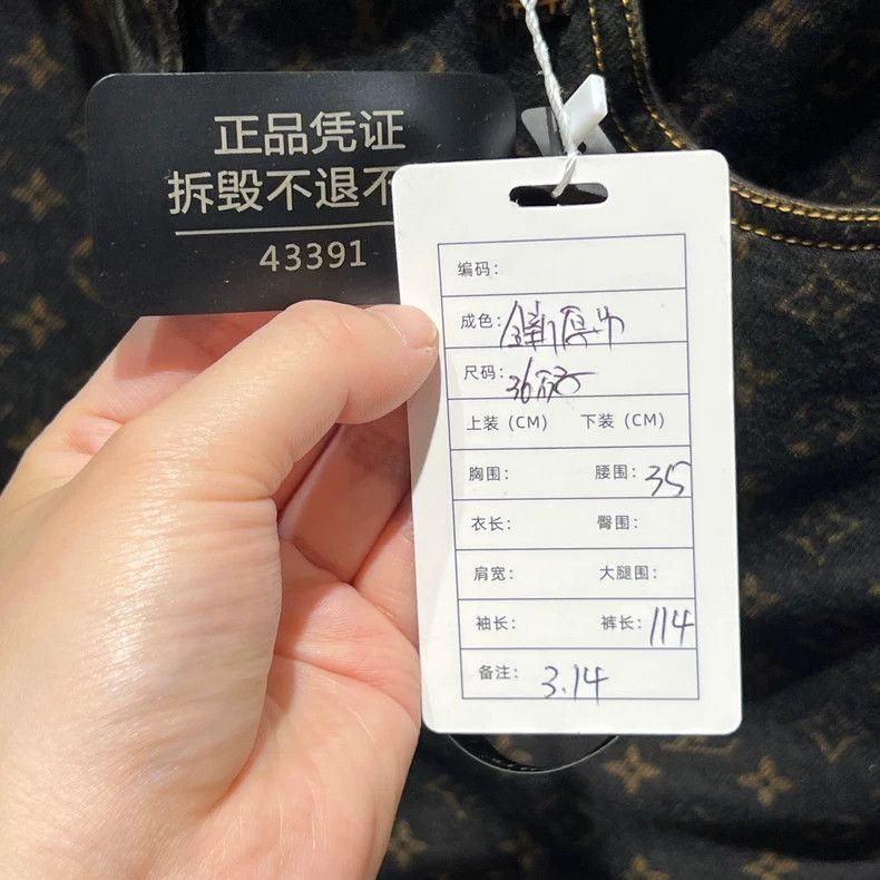 Louis Vuitton Louis Vuitton 25 FW new black and gold print full print wi Size US 36 / EU 52 - 6 Thumbnail