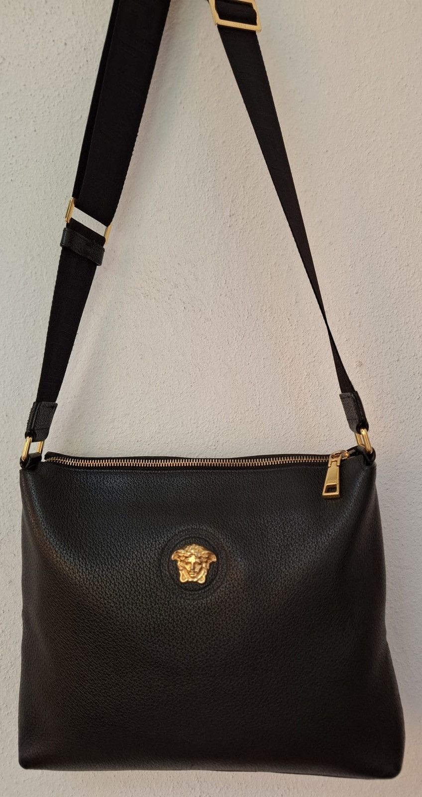 Versace Versace Logo-Detailed Leather Messenger Bag Black Size ONE SIZE - 1 Thumbnail