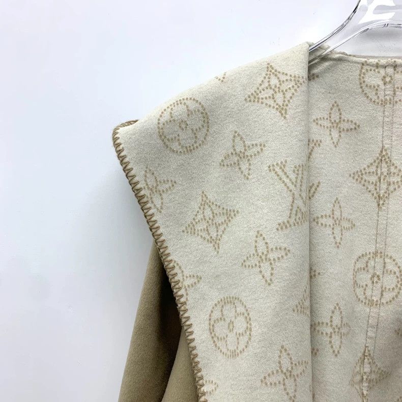 Louis Vuitton Louis Vuitton 24 New Cream Tea Reversible Wool Old Flower Size XS / US 0-2 / IT 36-38 - 3 Thumbnail
