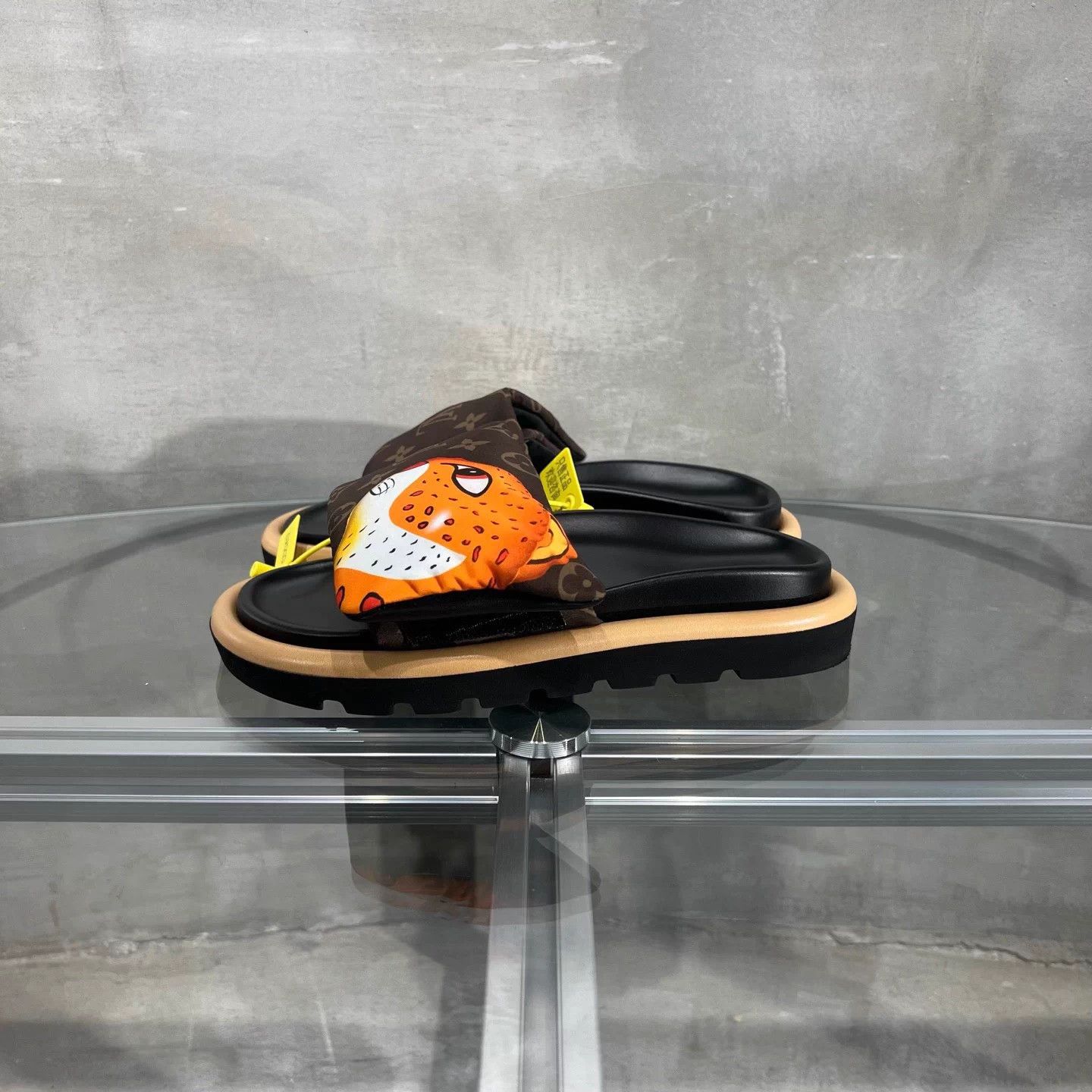 Louis Vuitton LV Pool Pillow Comfort animal print brown UK3 slipper Size US 5.5 / IT 35.5 - 3 Thumbnail