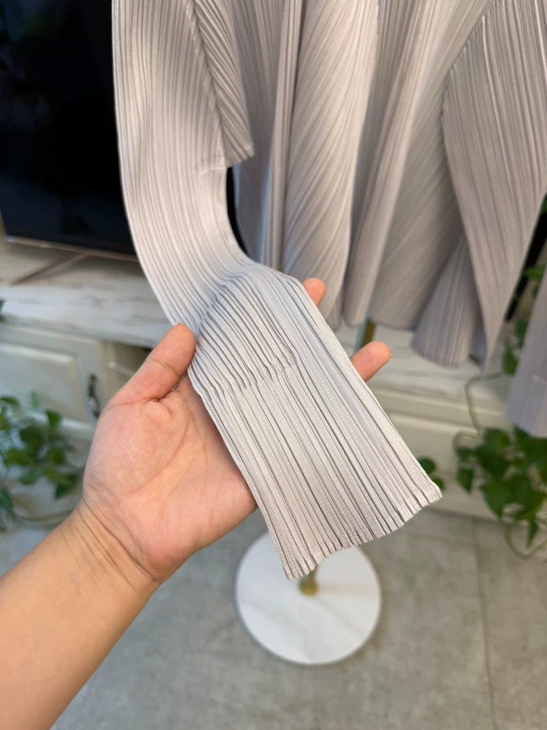 Issey Miyake Issey Miyake size:3 A light grey pleated cardigan Size XS / US 0-2 / IT 36-38 - 2 Thumbnail
