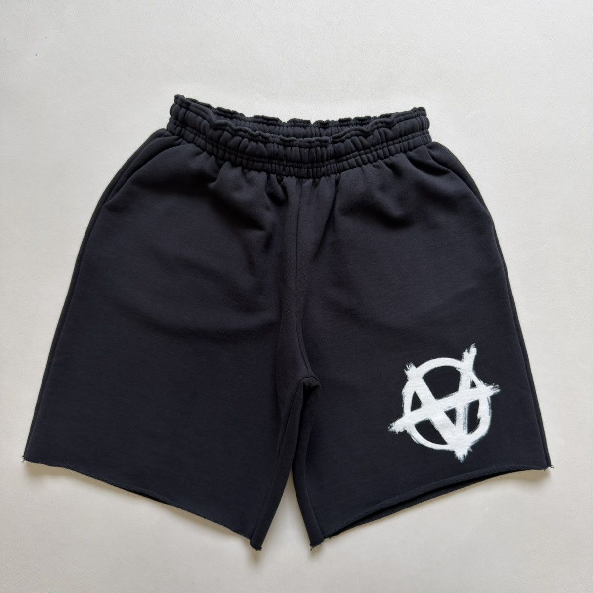 Vetements ‘Anarchy’ Print Black Raw Hem Shorts Size US 32 / EU 48 - 2 Thumbnail