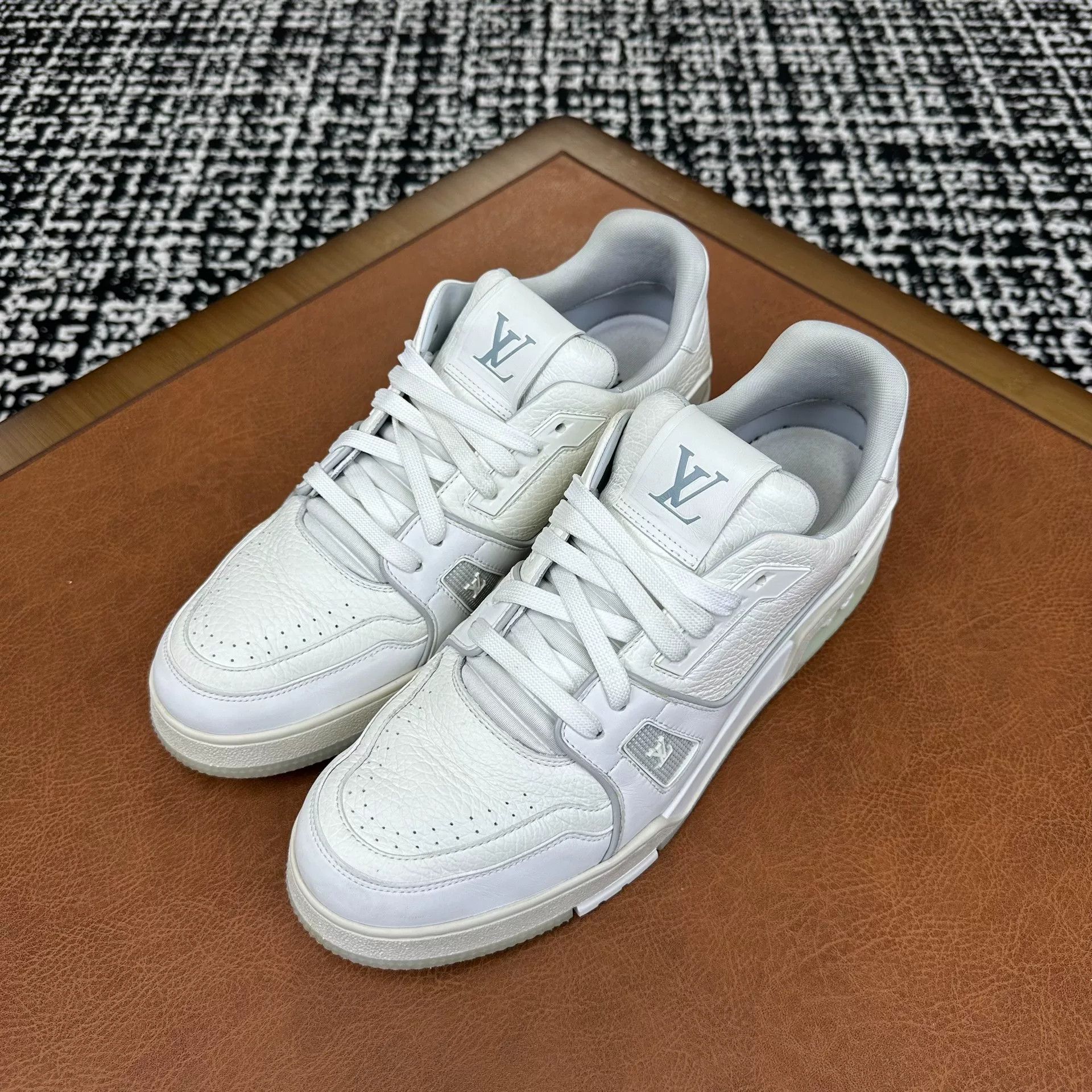 Louis Vuitton Louis Vuitton White Lowtop Sneakers 10 Men Size US 10 / EU 43 - 1 Thumbnail