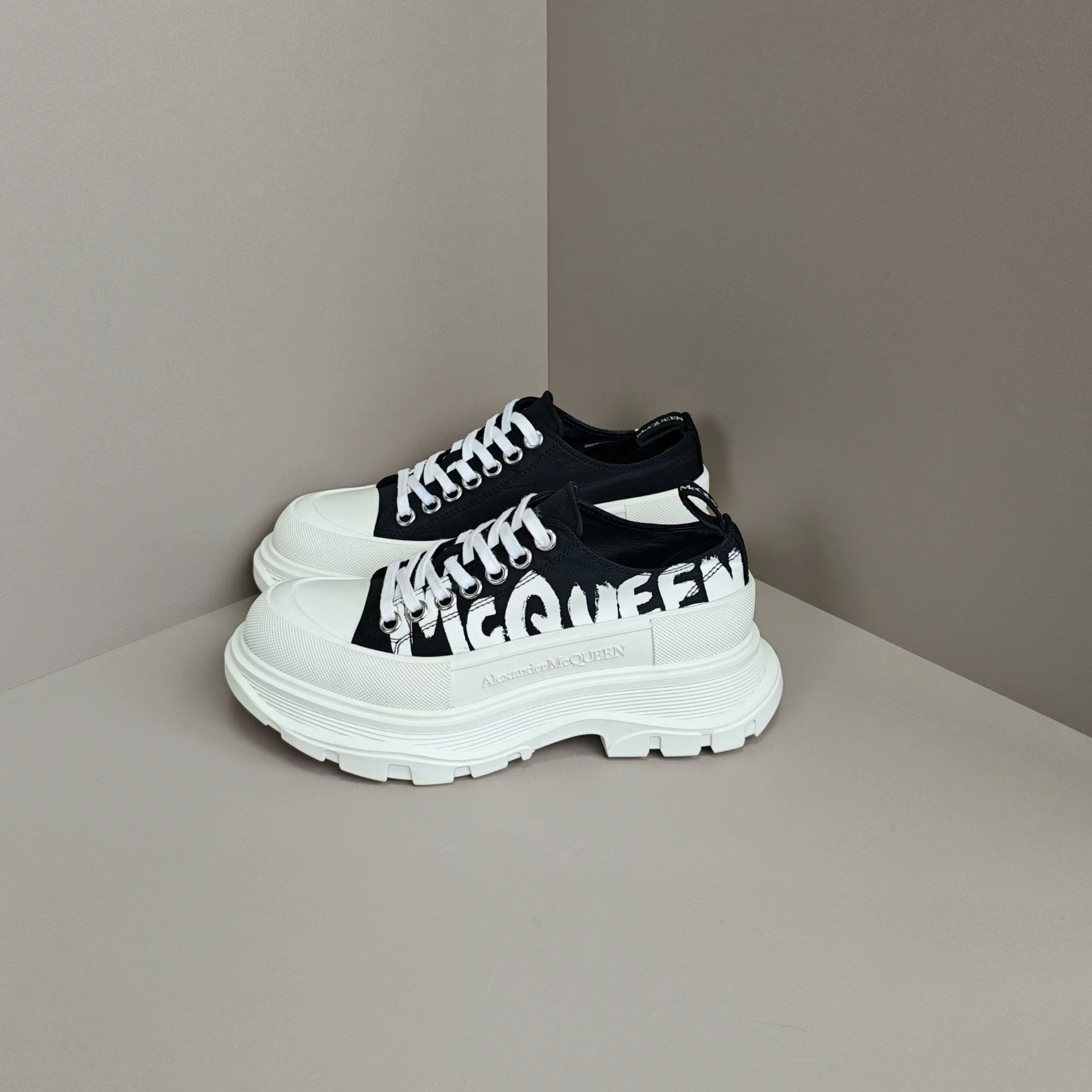 Alexander McQueen Alexander McQueen Casual Lowtop Sneakers us_7 Women Size US 7 / IT 37 - 1 Thumbnail