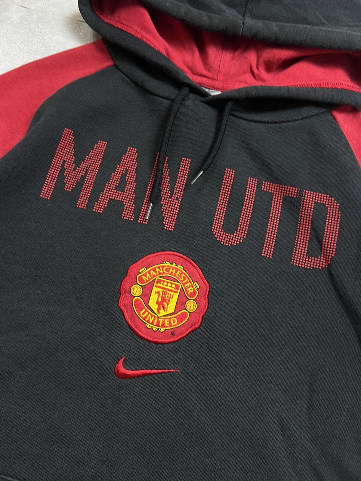 Nike 00s Nike Manchester United Central Swoosh Vintage Y2K Hoodie Size US M / EU 48-50 / 2 - 4 Thumbnail