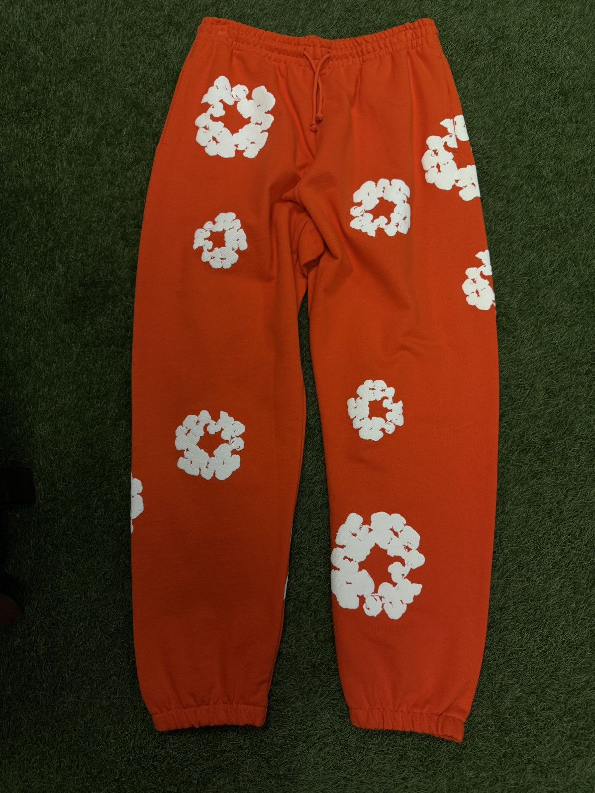 DENIM TEARS Denim Tears Cotton Wreath Sweatpants Size Large (NEW) Size US 33 - 1 Thumbnail