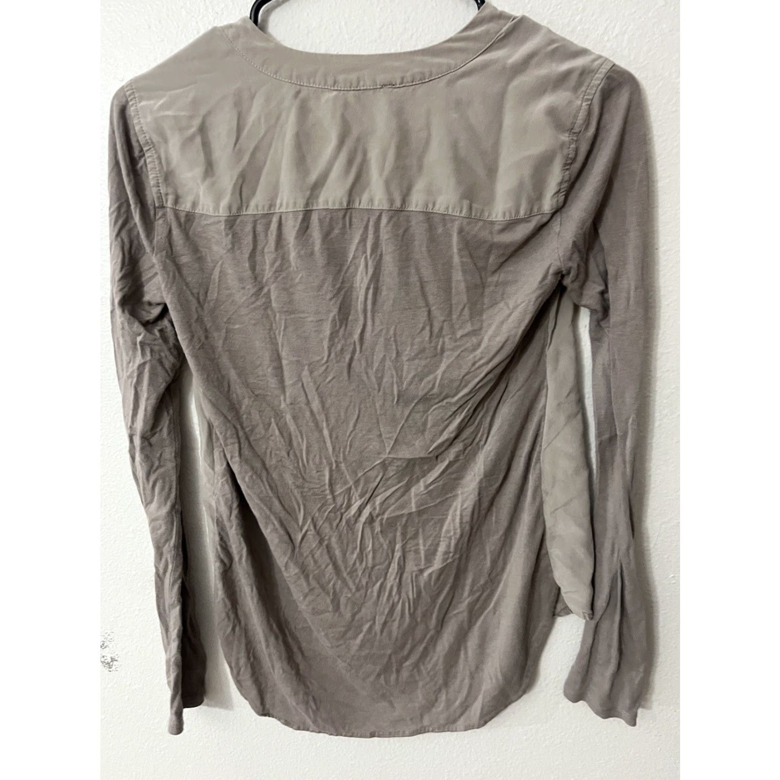 Bcbgmaxazria VINTAGE BCBG MAX AZRIA Gray Blouse XS/XXS Lightweight V-Neck Long Sleeve Chiffon Rayon/Polyester Spandex Sheer Closet Classic/Designer Womens Blouse Size XXS / US 00 / IT 34 - 3 Thumbnail