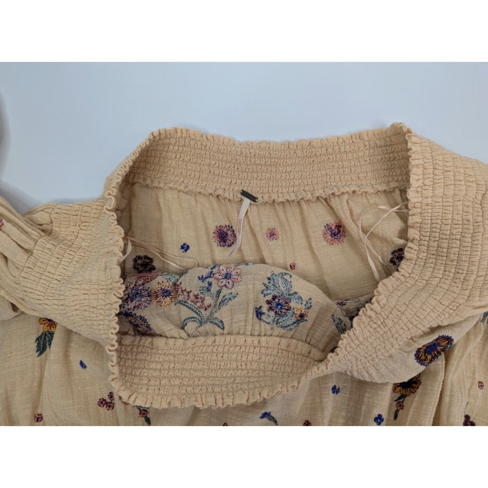 Free People Free People Saachi Embroidered Smocked Off Shoulder Boho Crop Top Womens Large Beige Floral Size L / US 10 / IT 46 - 6 Thumbnail