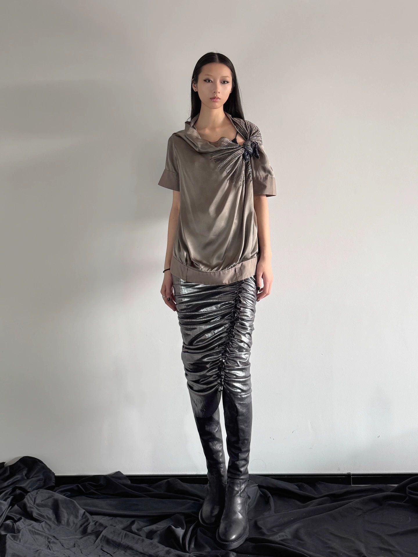 Vivienne Tam Vivienne Tam New w/ tags Size 40 Elastic Pleated Shiny Irregular Skirt Size 27" / US 4 / IT 40 - 9 Thumbnail