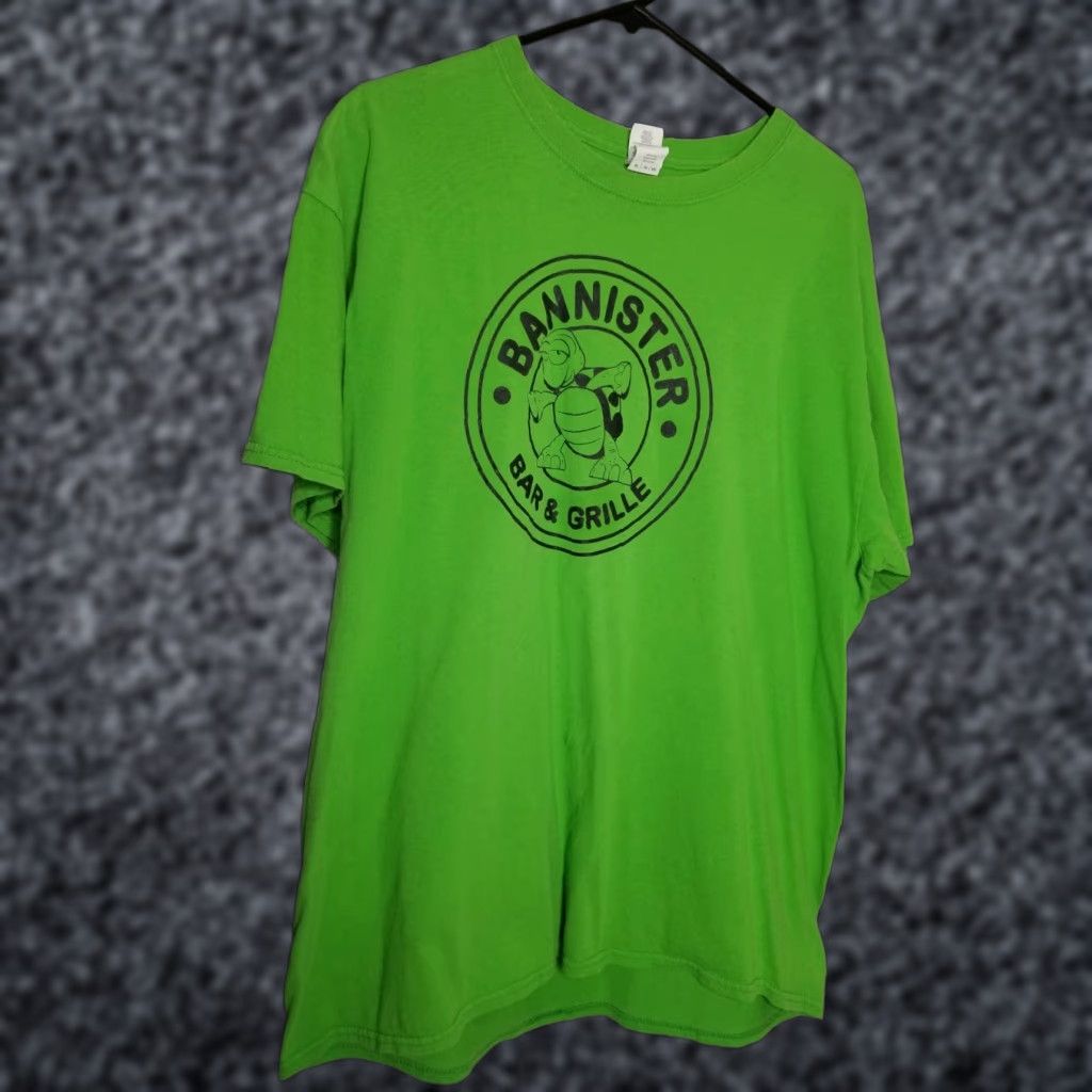 Gildan Retro Mens XL Bannister Bar and Grill Turtle Funny T Shirt Double Sided Distress Size US XL / EU 56 / 4 - 1 Thumbnail