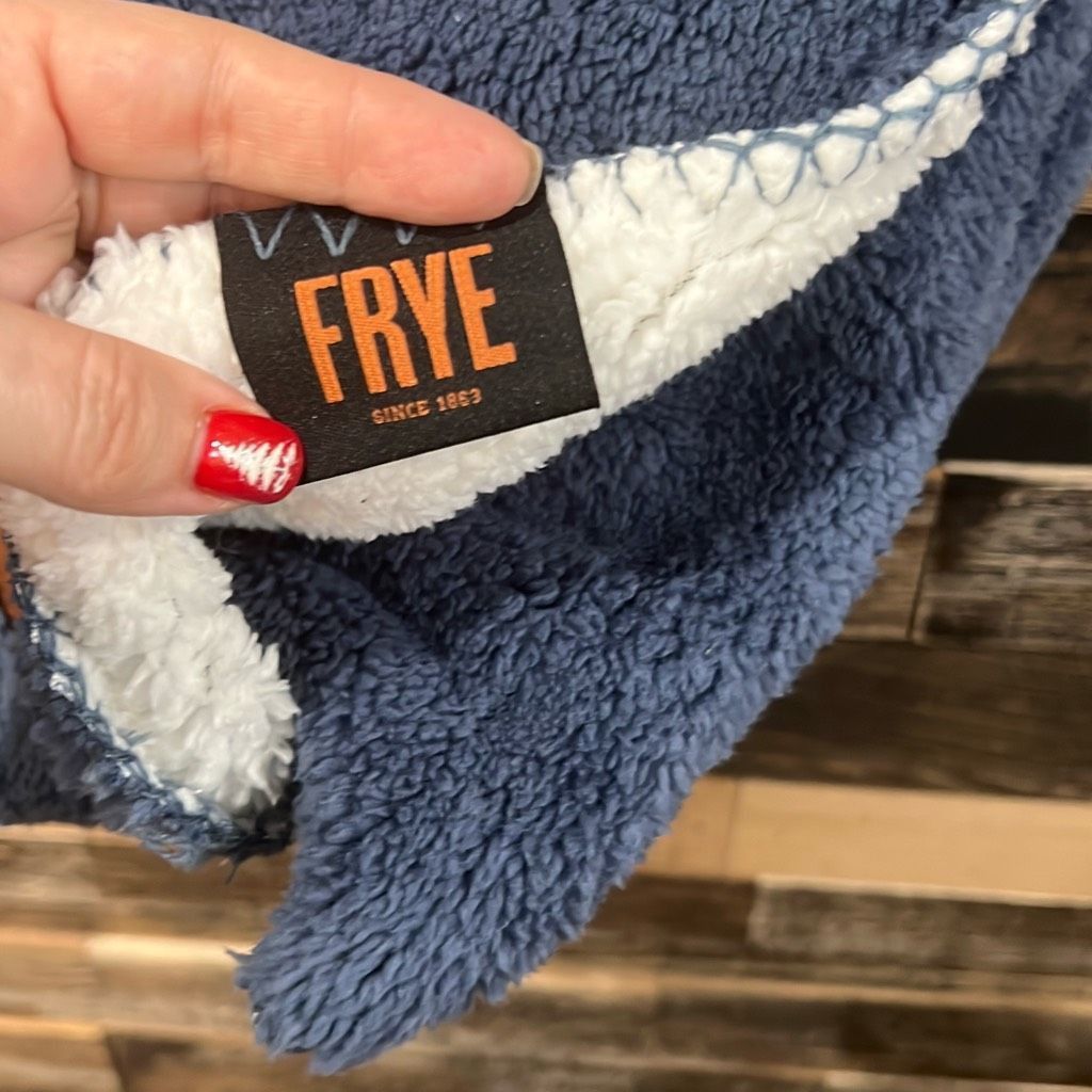 Frye NWT Sherpa Blanket Throw Reversible white Blue 50 x 60