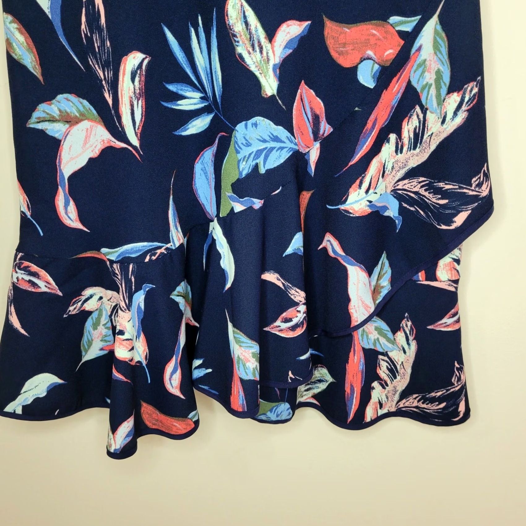 Banana Republic VINTAGE Banana Republic Dress Womens 4 Navy Blue Floral Leaf Sheath Ruffle Fitted Career Size S / US 4 / IT 40 - 4 Thumbnail