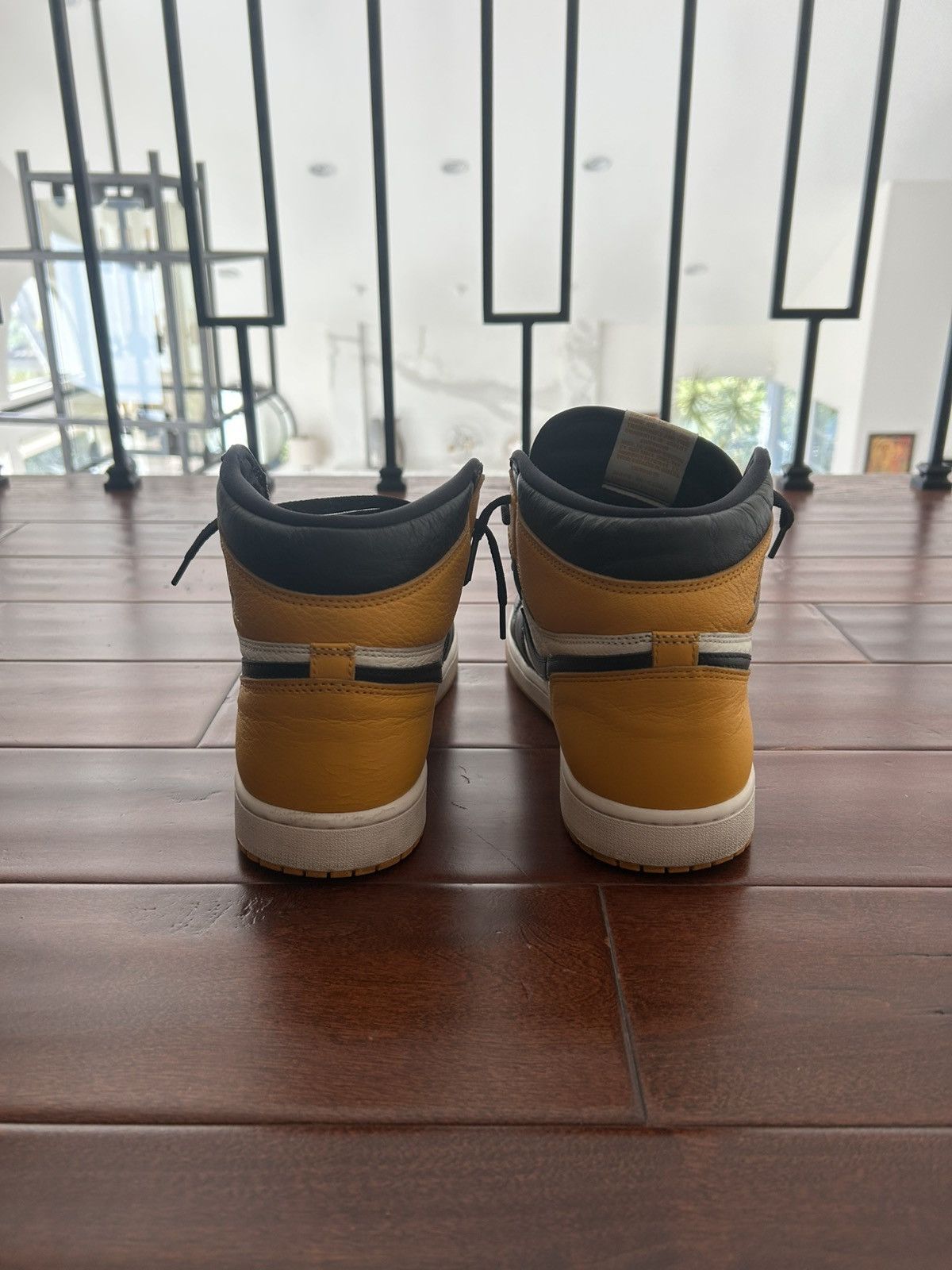 Nike Jordan 1 Taxi Retro OG Size US 11.5 / EU 44-45 - 2 Thumbnail