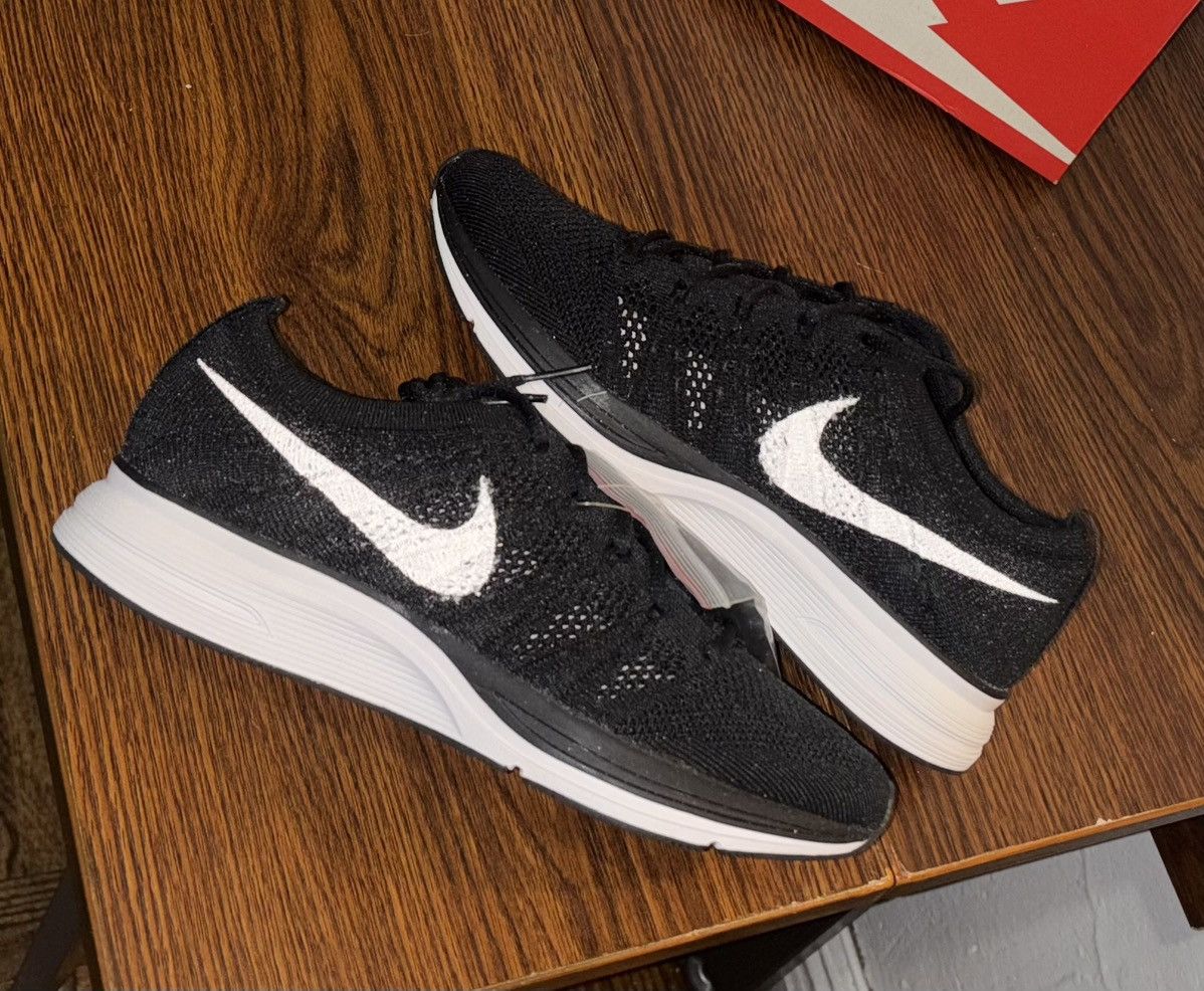 Nike Nike Flyknit Trainer Black White 3M Size US 5 / EU 37 - 1 Thumbnail