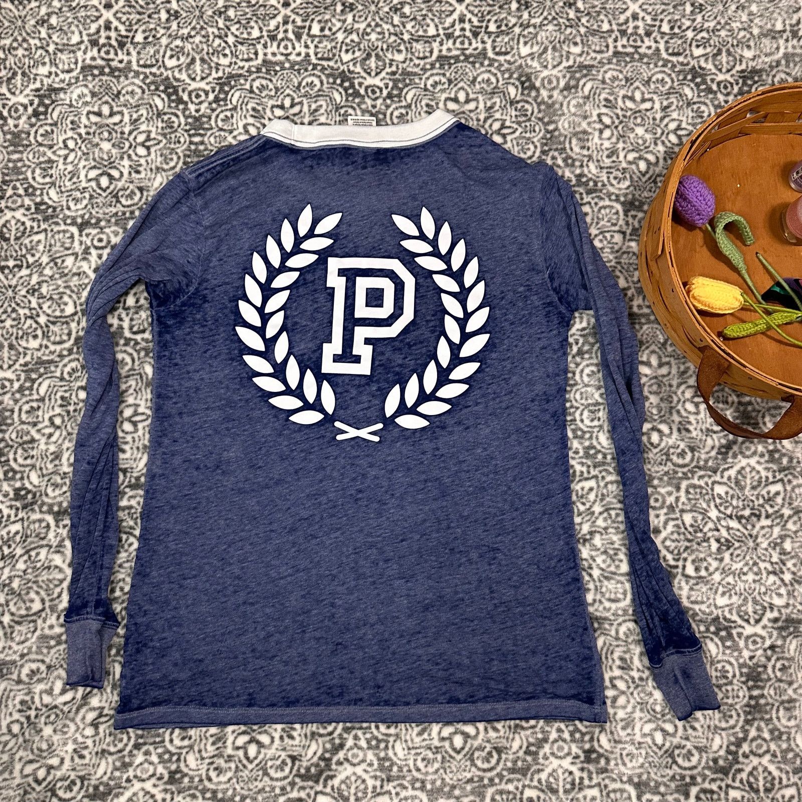 Victoria's Secret Victorias Secret PINK "P" Wreath Longsleeve Crew Tshirt Sm Size S / US 4 / IT 40 - 2 Thumbnail