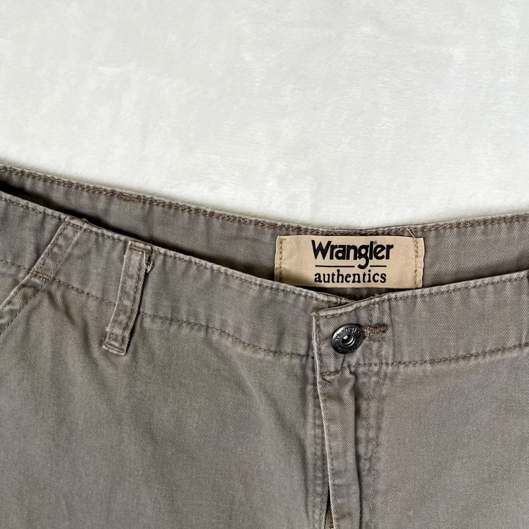 Wrangler Wrangler Shorts Mens 36 Khaki Brown Cargo Stretch 10 Inseam Utility Casual Belt Pockets Army Outdoor Front Flat Regular Cotton Spandex Bagged Brown Size US 36 / EU 52 - 4 Thumbnail