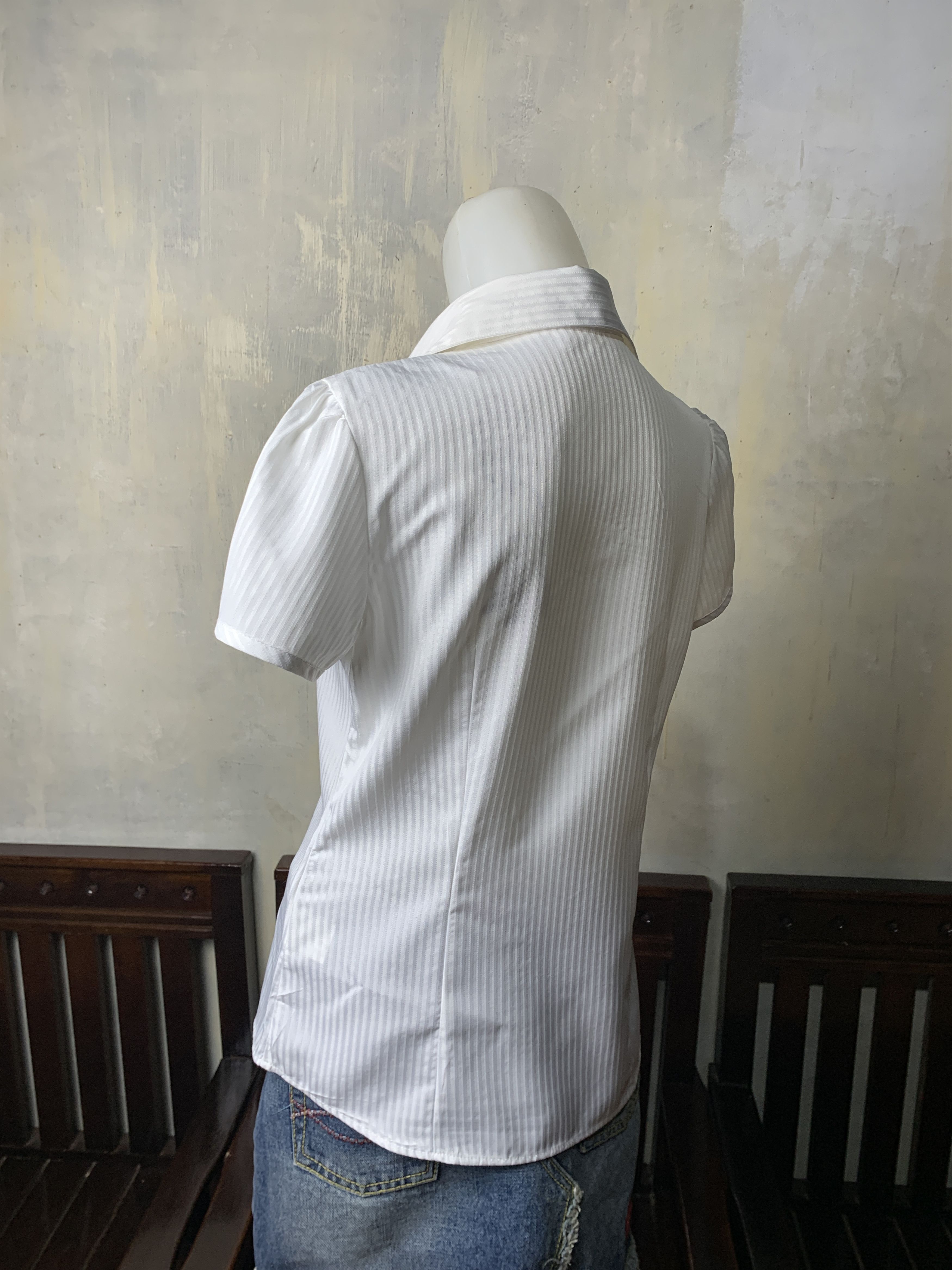 Japanese Brand Cosa de Ver White Pinstripe Ruffle Blouse (M) Size M / US 6-8 / IT 42-44 - 3 Thumbnail
