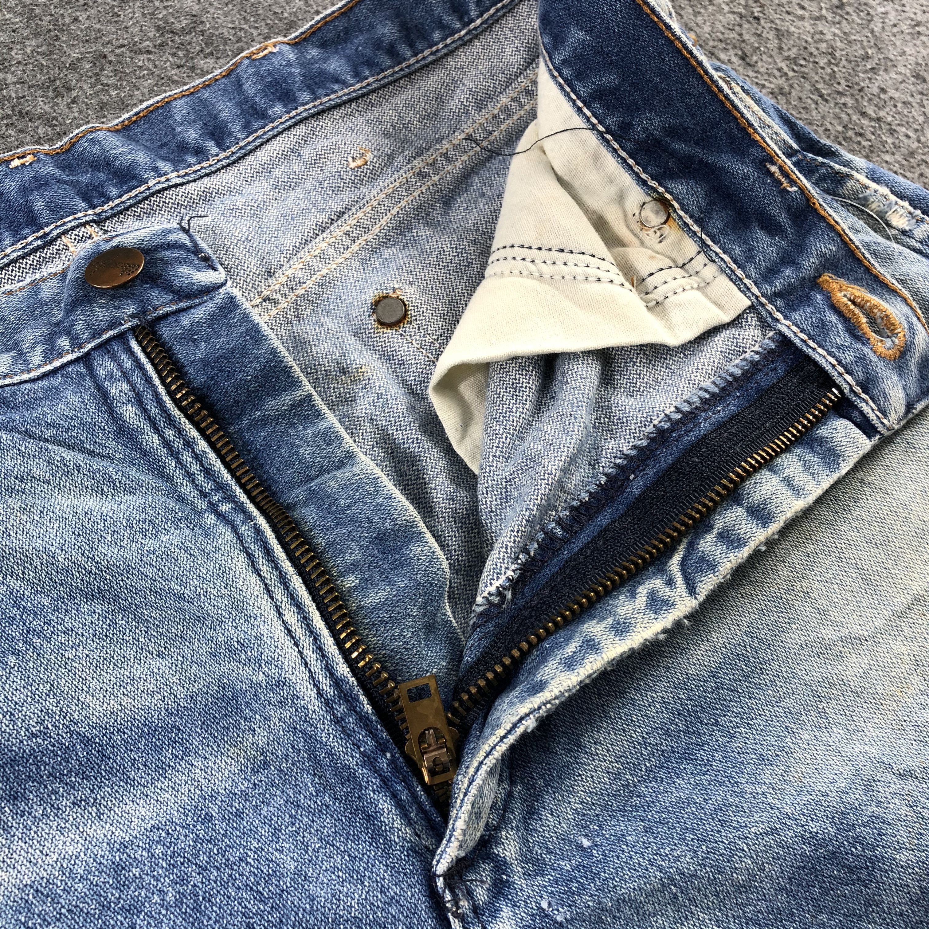 Vintage Vintage Blue Wash Wrangler Jeans-J2415 Size US 31 - 13 Thumbnail