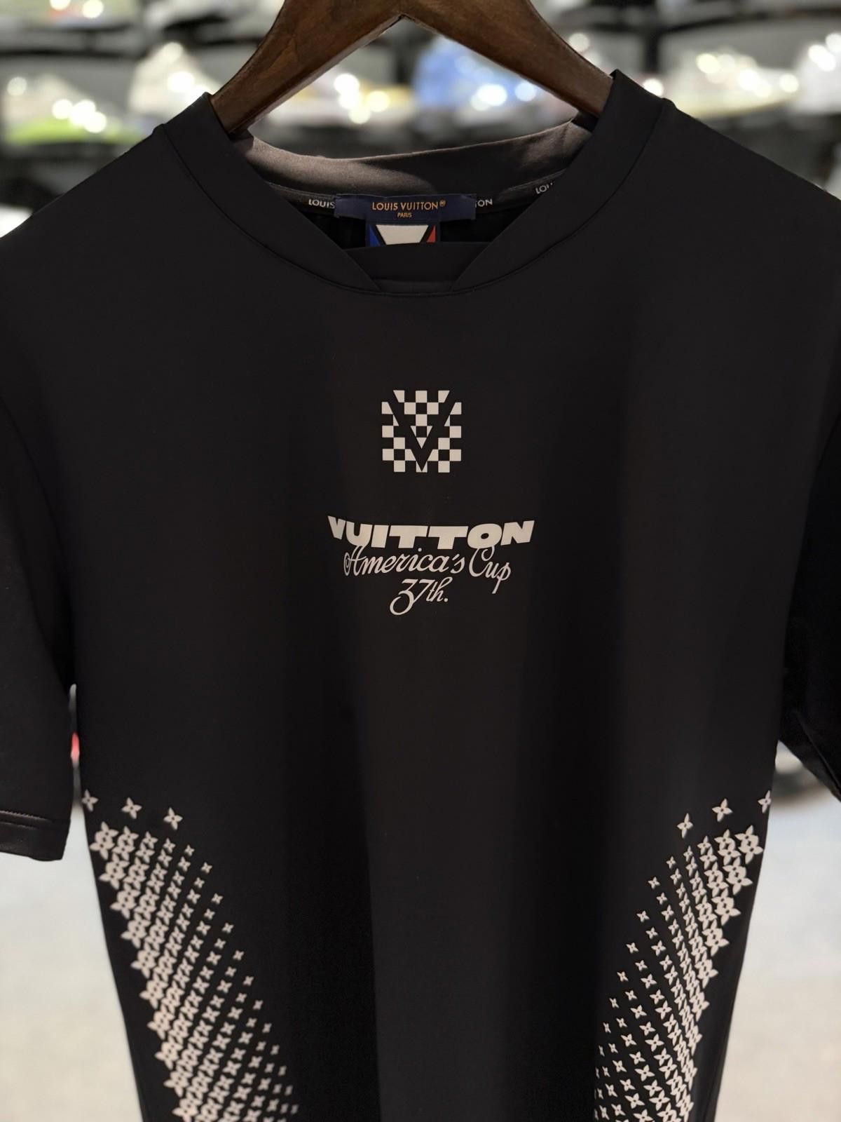 Louis Vuitton LOUIS VUITTON T-Shirt LV Tee Silk Black Size (L) Authentic Size US L / EU 52-54 / 3 - 7 Thumbnail