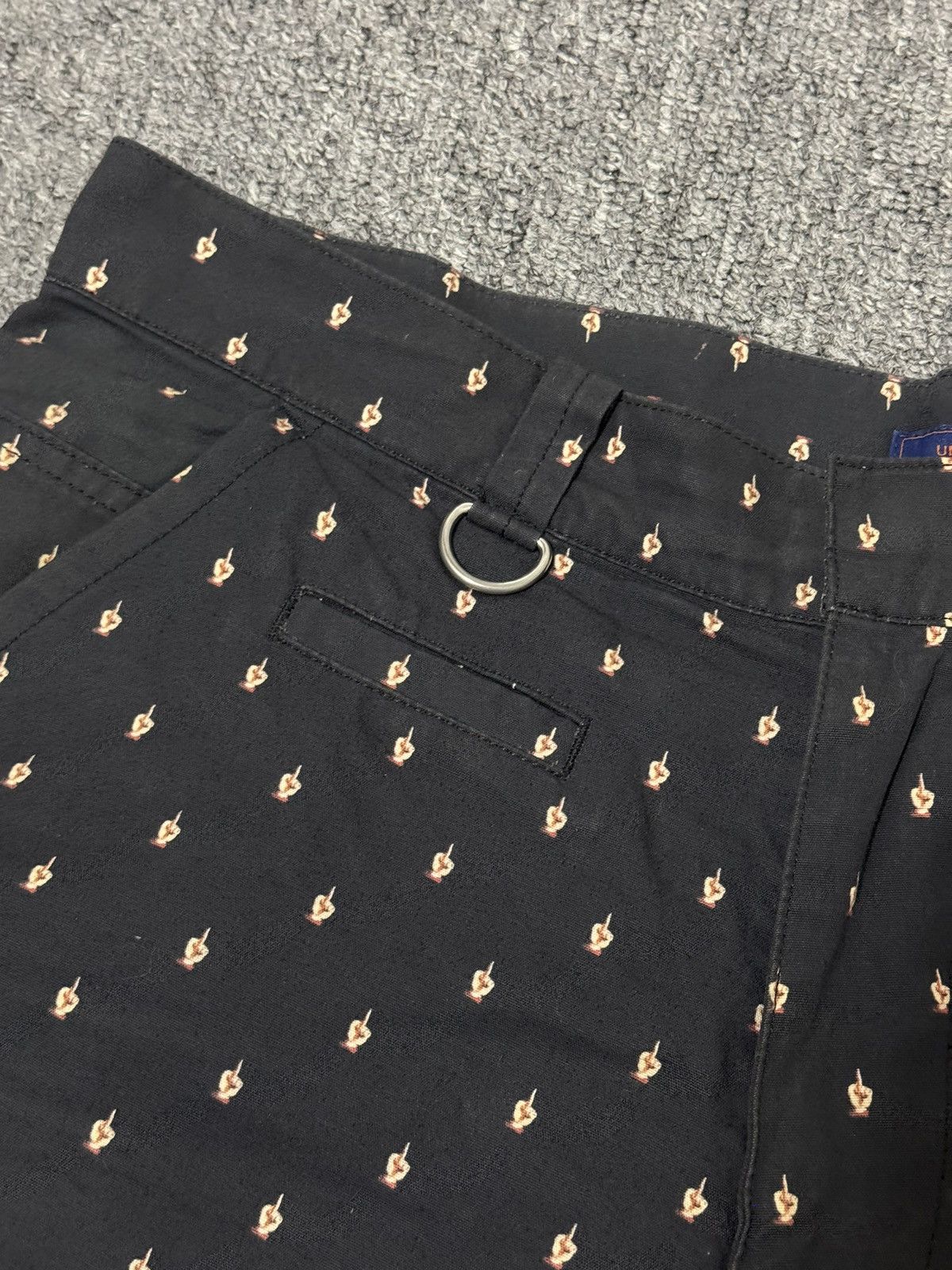 Undercover 12aw middle finger short