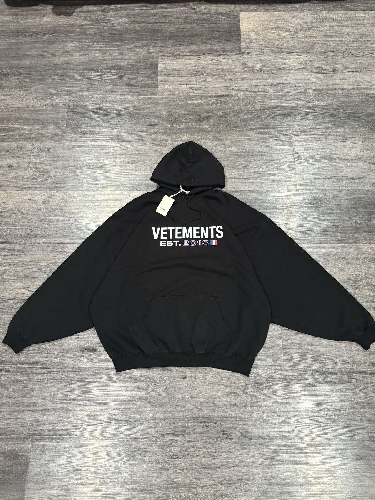 VETEMENTS フラッグ ロゴ パーカー VETEMENTS ロゴ パーカー | ブラック | FARFETCH JP