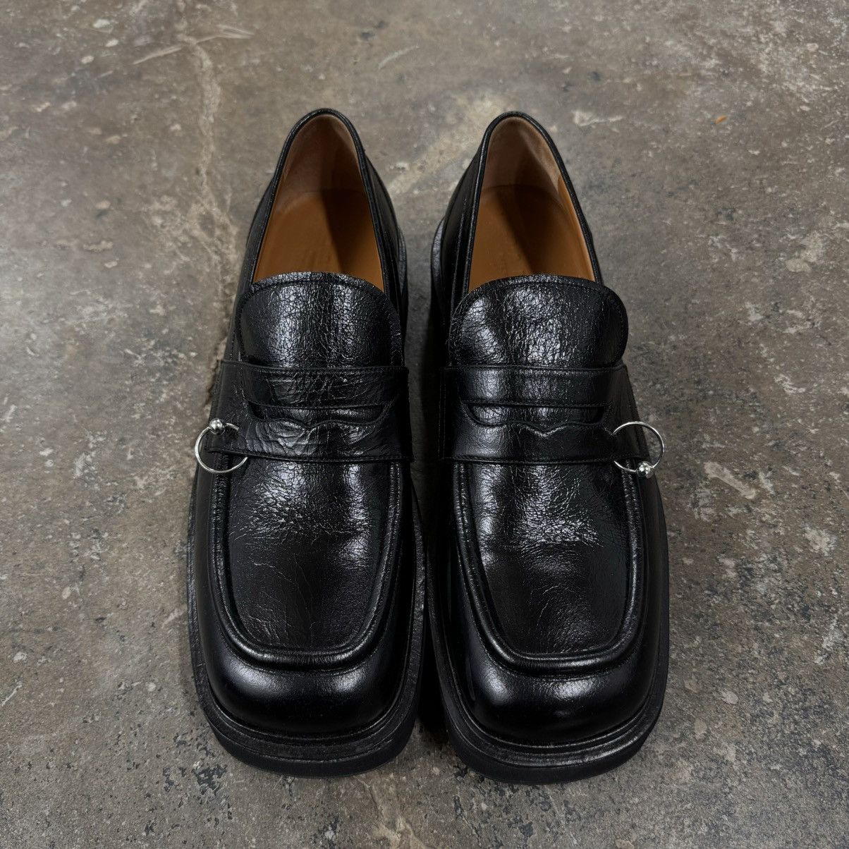 PIERCED CHAIN LEATHER LOAFERS