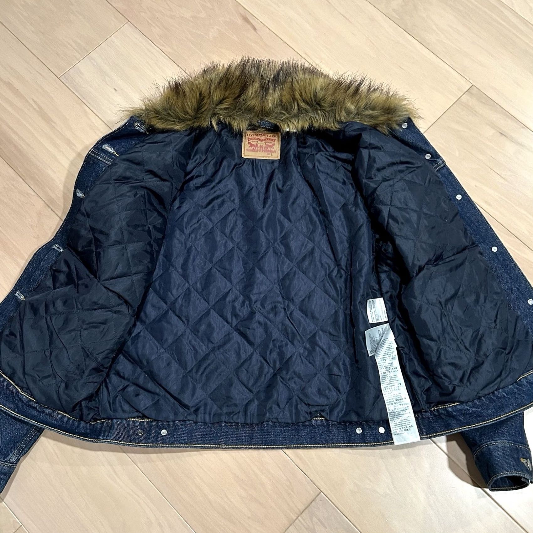 Levi's VINTAGE Levi's Ex-Boyfriend Faux Fur Collar Denim Trucker Jacket Women's Large Size L / US 10 / IT 46 - 4 Thumbnail
